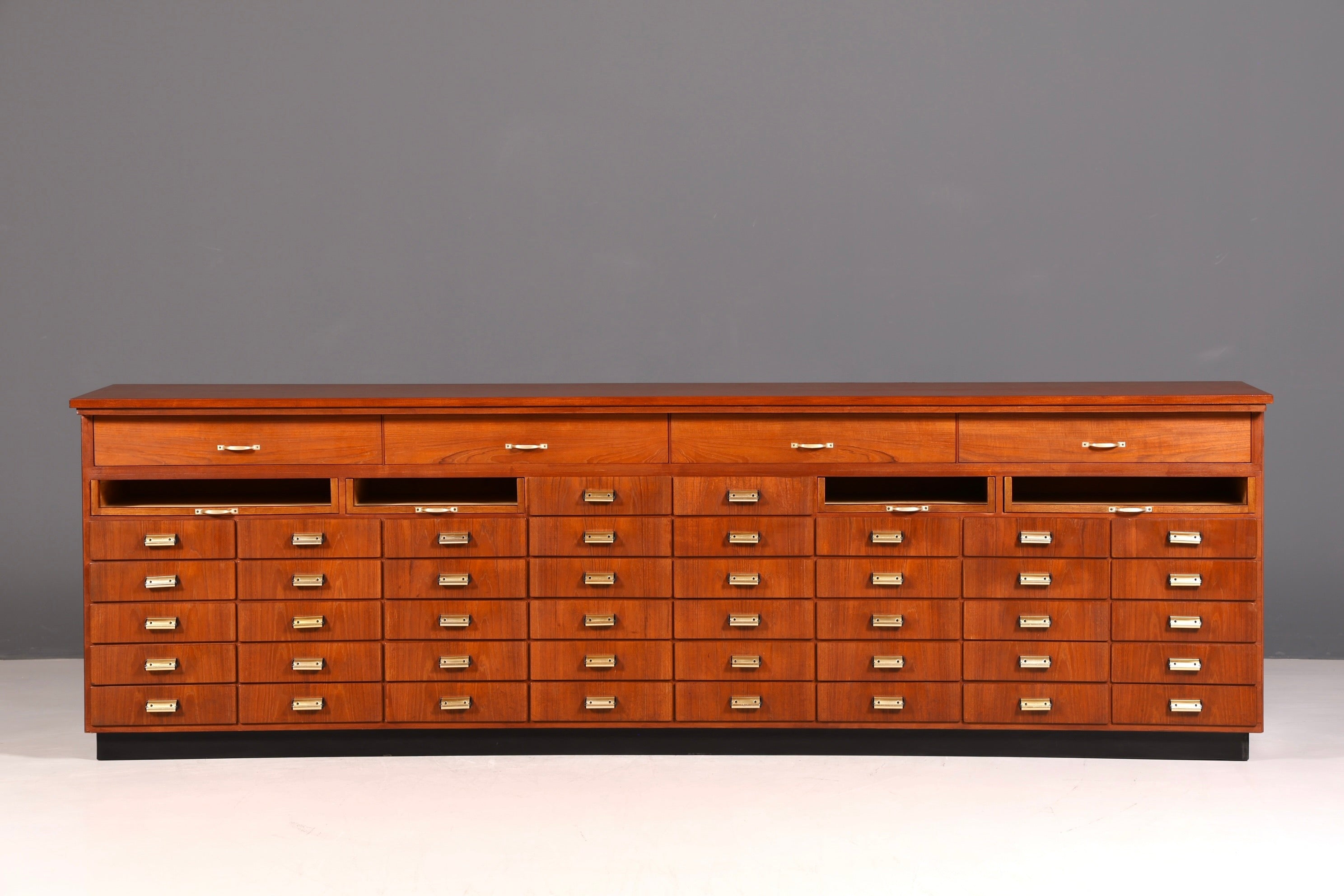 Beeindruckende XXL Mid Century Kommode Vintage Bauhaus Apotheker Schrank Retro Schubladenkommode