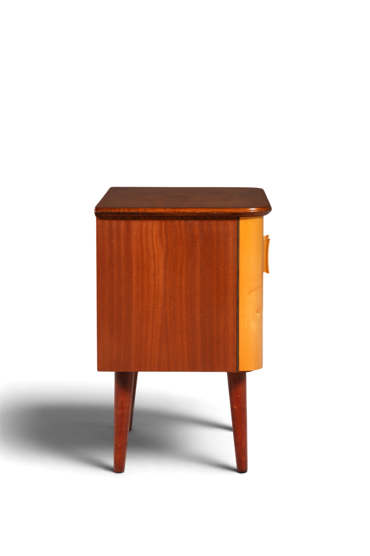 Hauptstadt Möblerei Mid Century Nachttisch aus Holz mit konischen Beinen in Seitenansicht