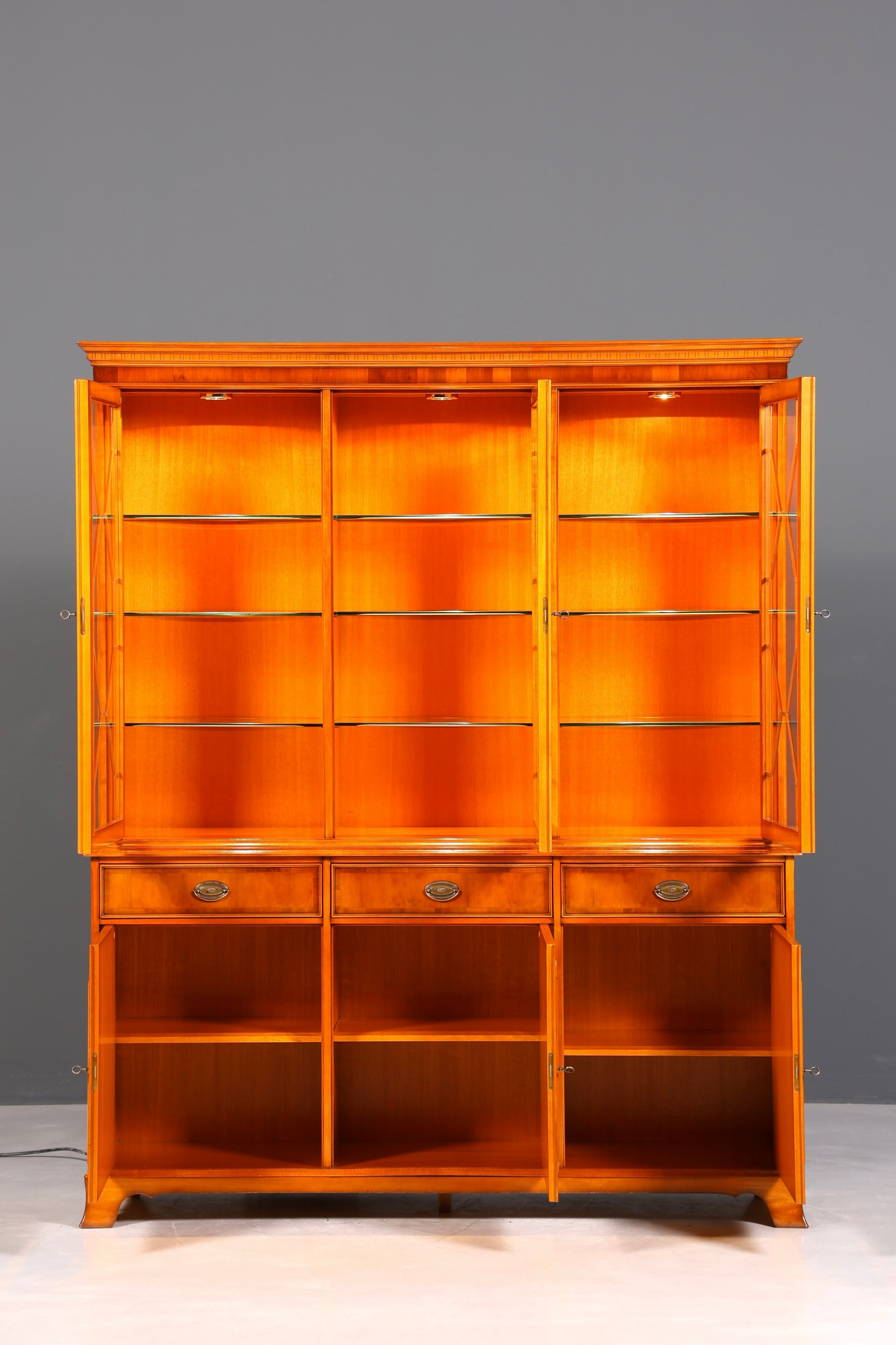 Wunderschöne Original Heldense Vitrine Englische Eibe Bücherschrank Buffet Antik Stil Glasvitrine