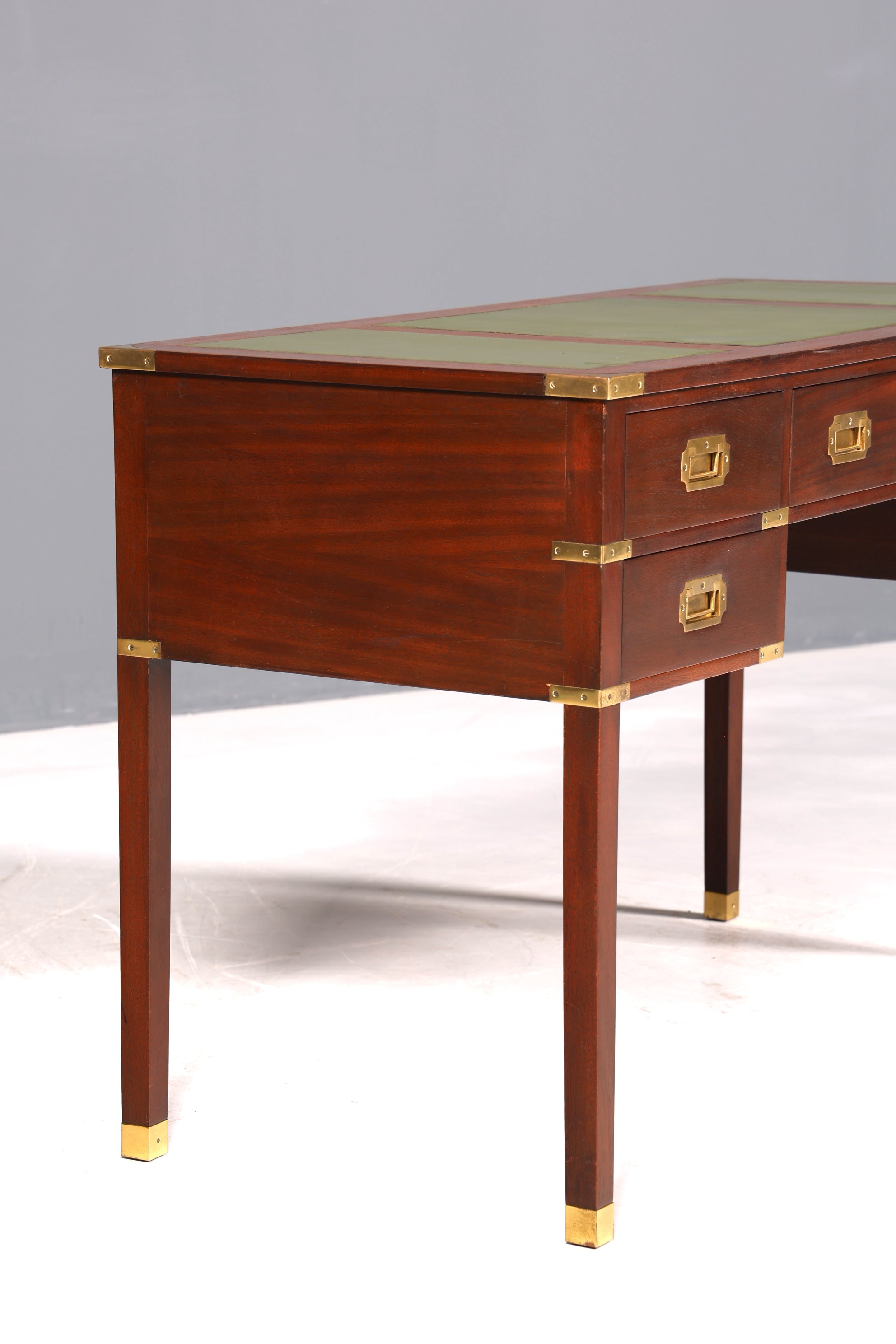 F945 Finish Edler Maritimer Schreibtisch Englischer Military Chest Bürotisch Office Table mit echt Lederauflage