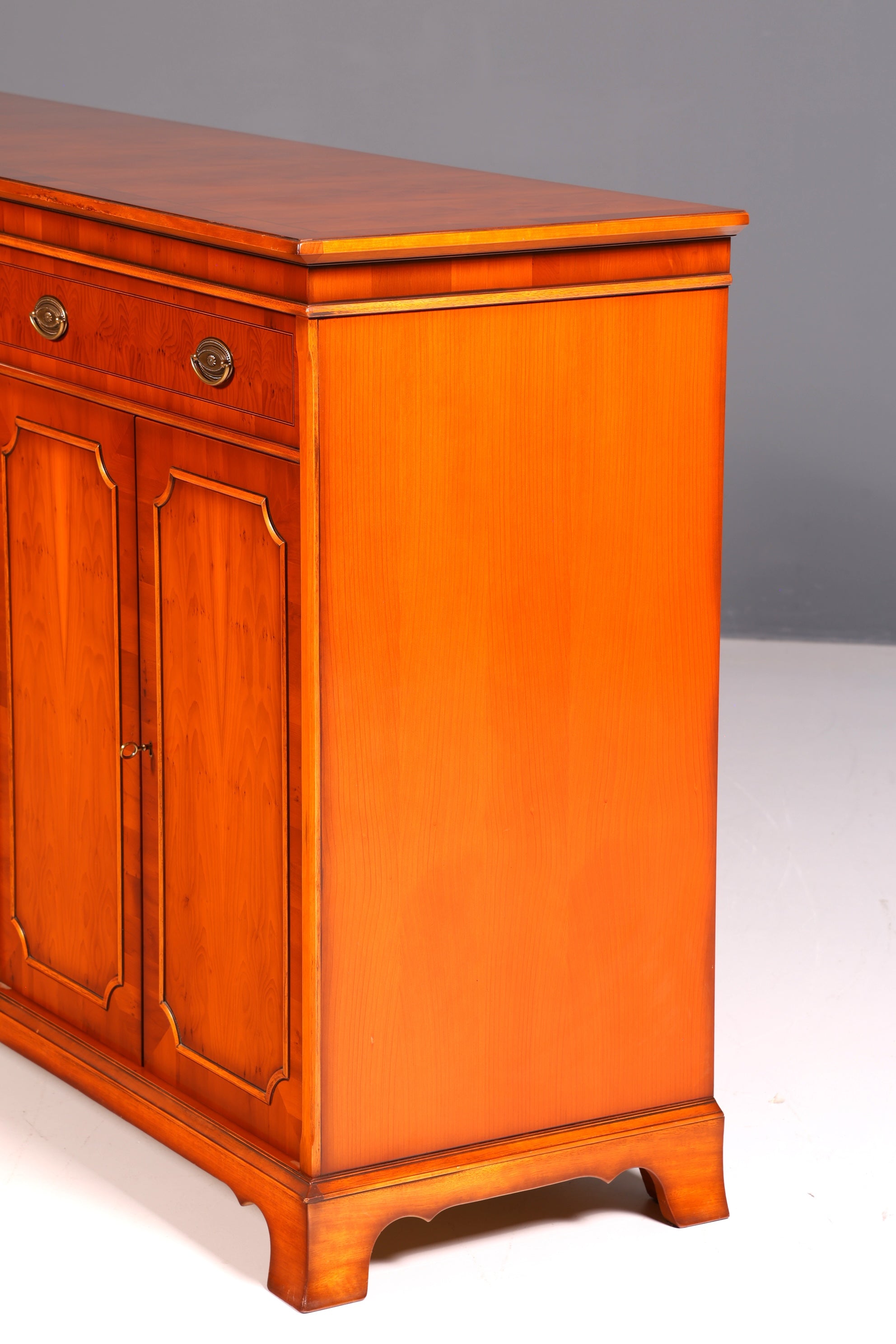 Traumhafter Original Heldense Schrank Englische Eibe Sideboard Echt Holz Antik 60s