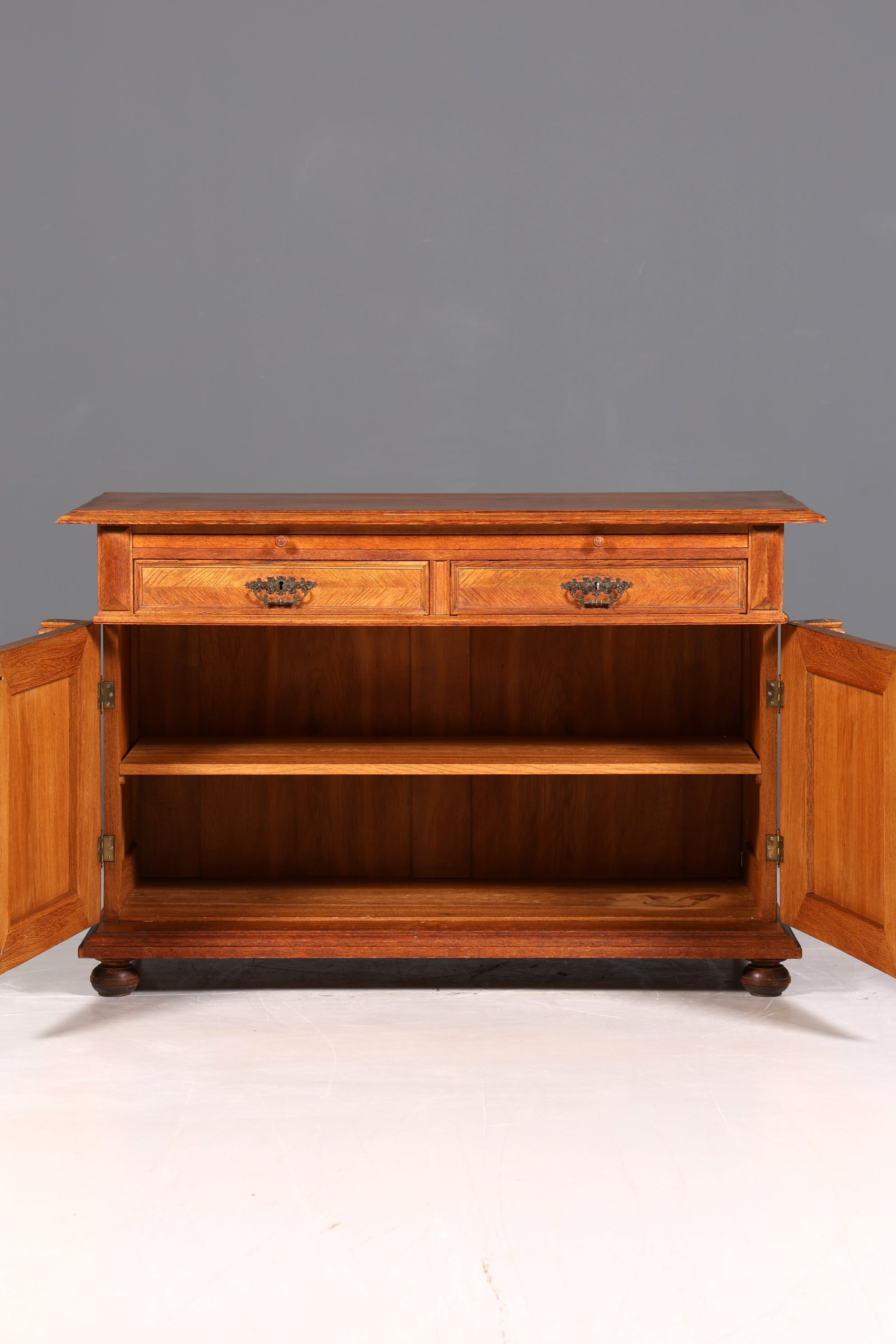 Stylish Gründerzeit sideboard, Louis Philippe oak cabinet/chest of drawers, circa 1880