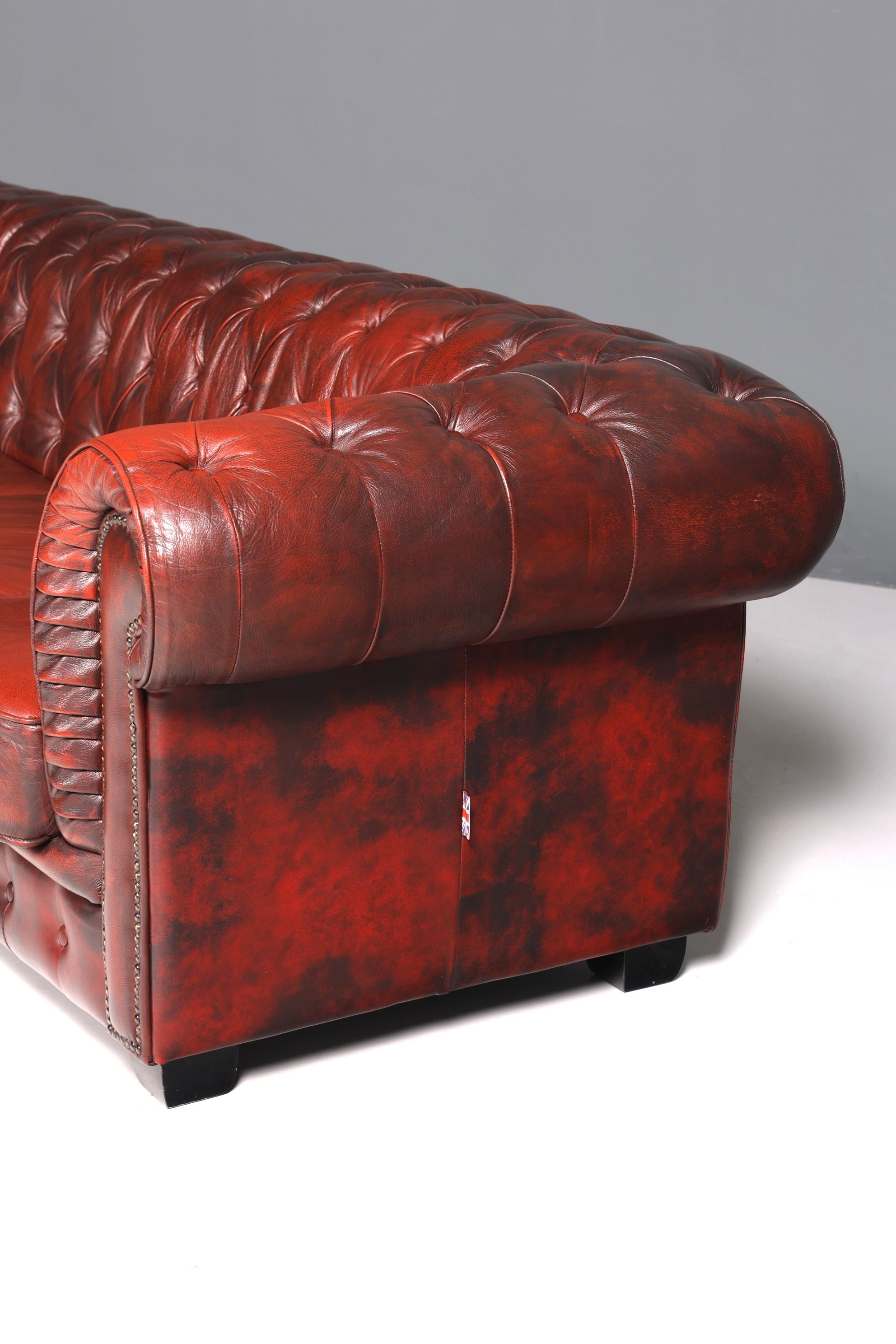 Wunderschönes seltenes Original Chesterfield Sofa mit Hocker 4- Sitzer echt Leder Oxblood Couch Englisch Eckcouch