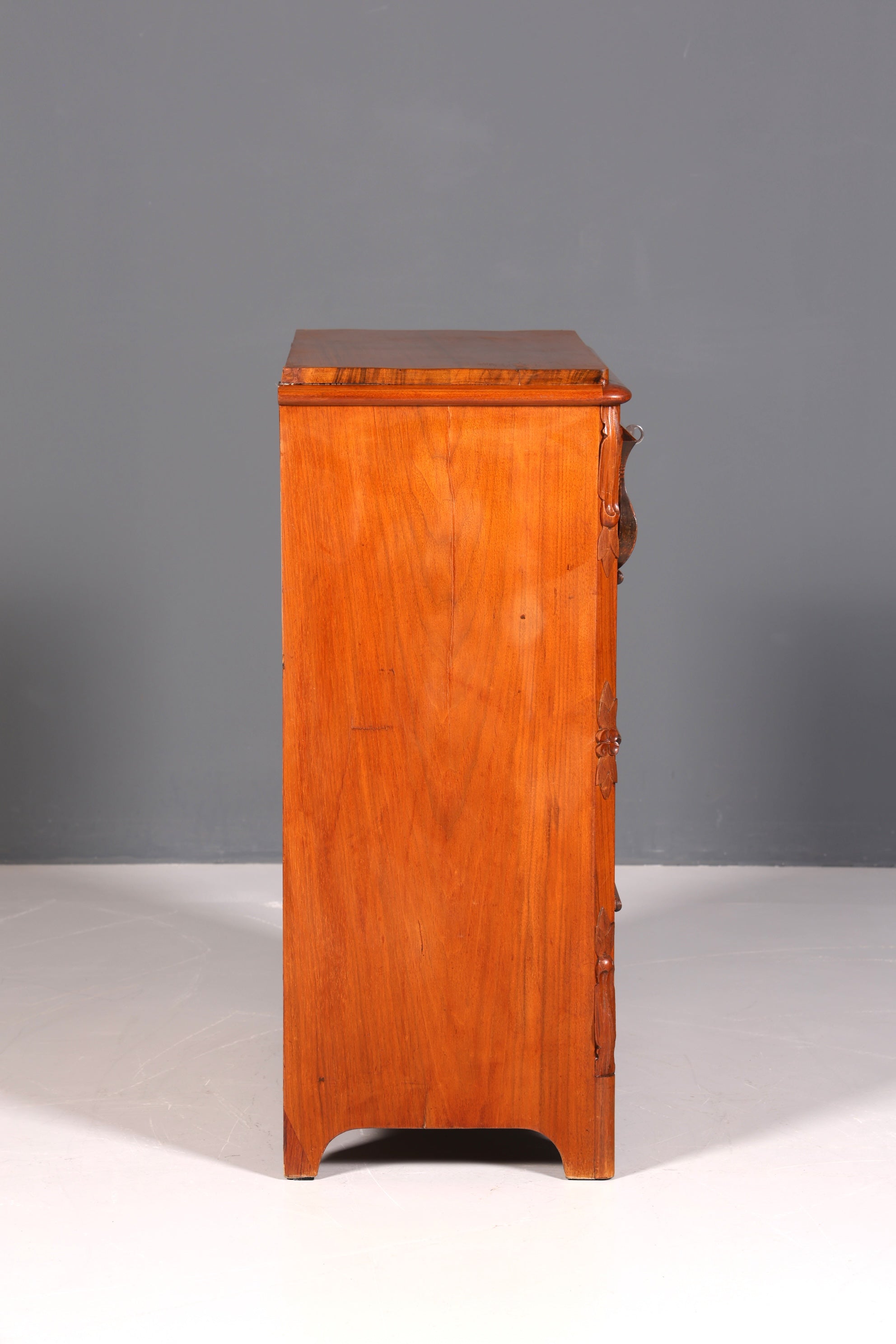 Beautiful Louis Philippe chest of drawers, walnut, Biedermeier style, circa 1890