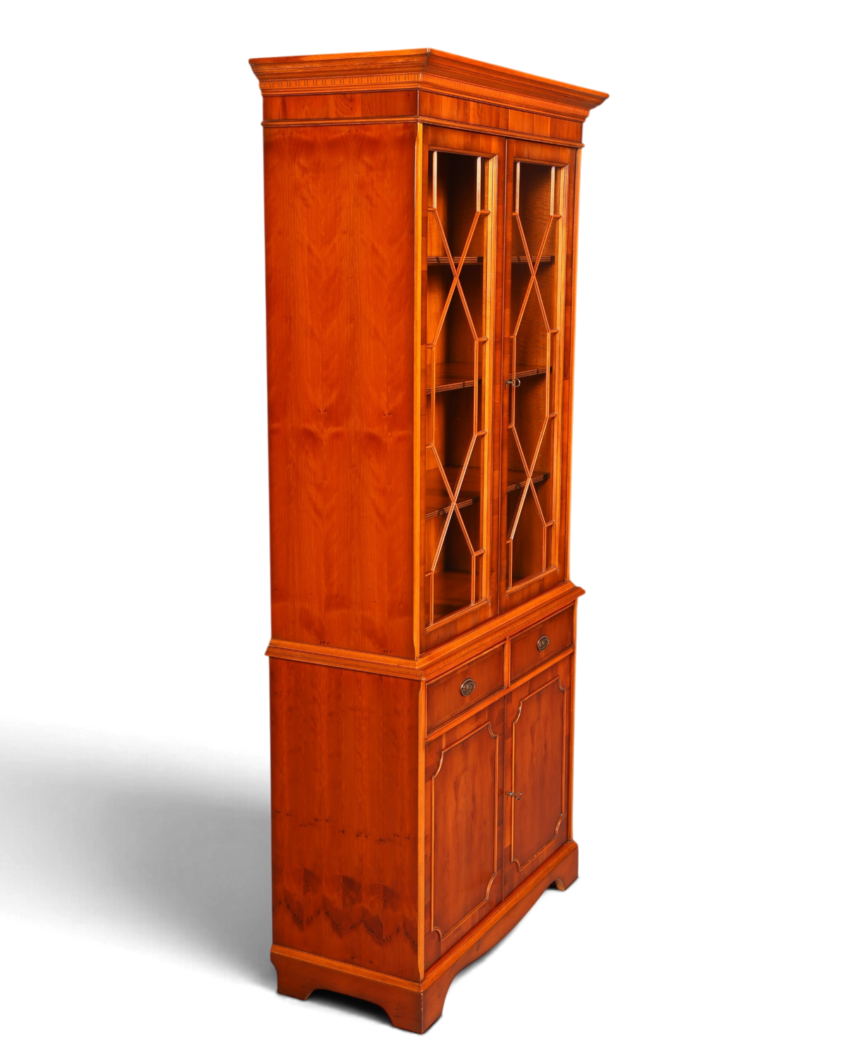 Hauptstadt Möblerei Heldense Vitrine aus Eibe mit Glasfront und Sprossentüren in klassischem englischen Design