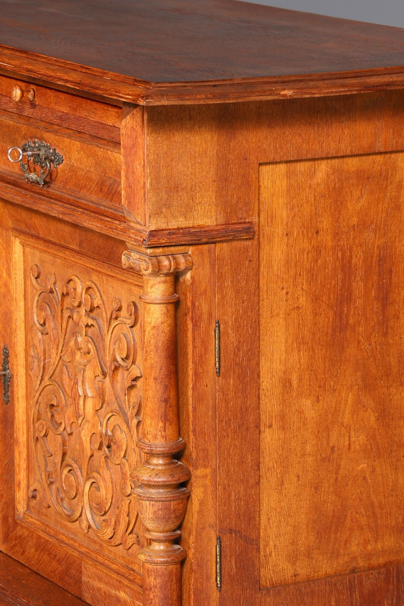 Stylish Gründerzeit sideboard, Louis Philippe oak cabinet/chest of drawers, circa 1880