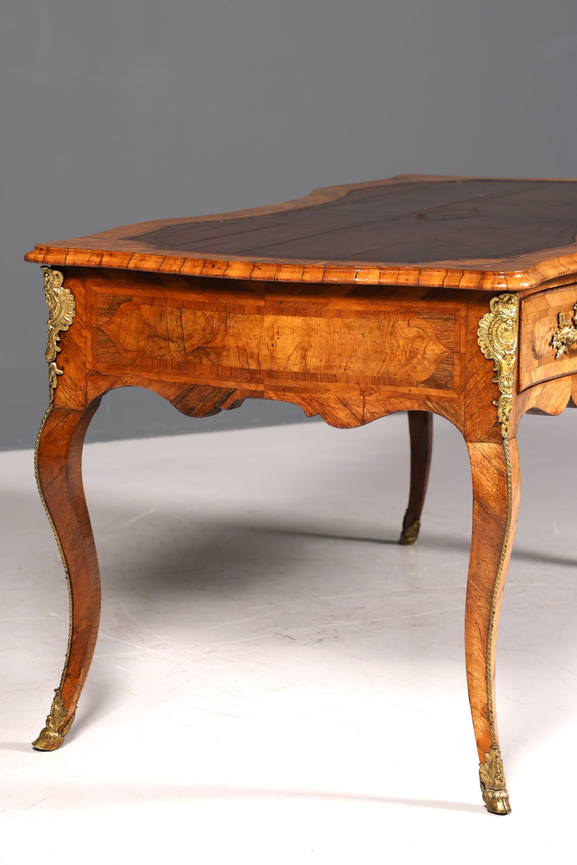 Majestätischer Original Louis XV Schreibtisch 1780 Bureau Plat French Desk echt Leder Antik Bürotisch Office Desk