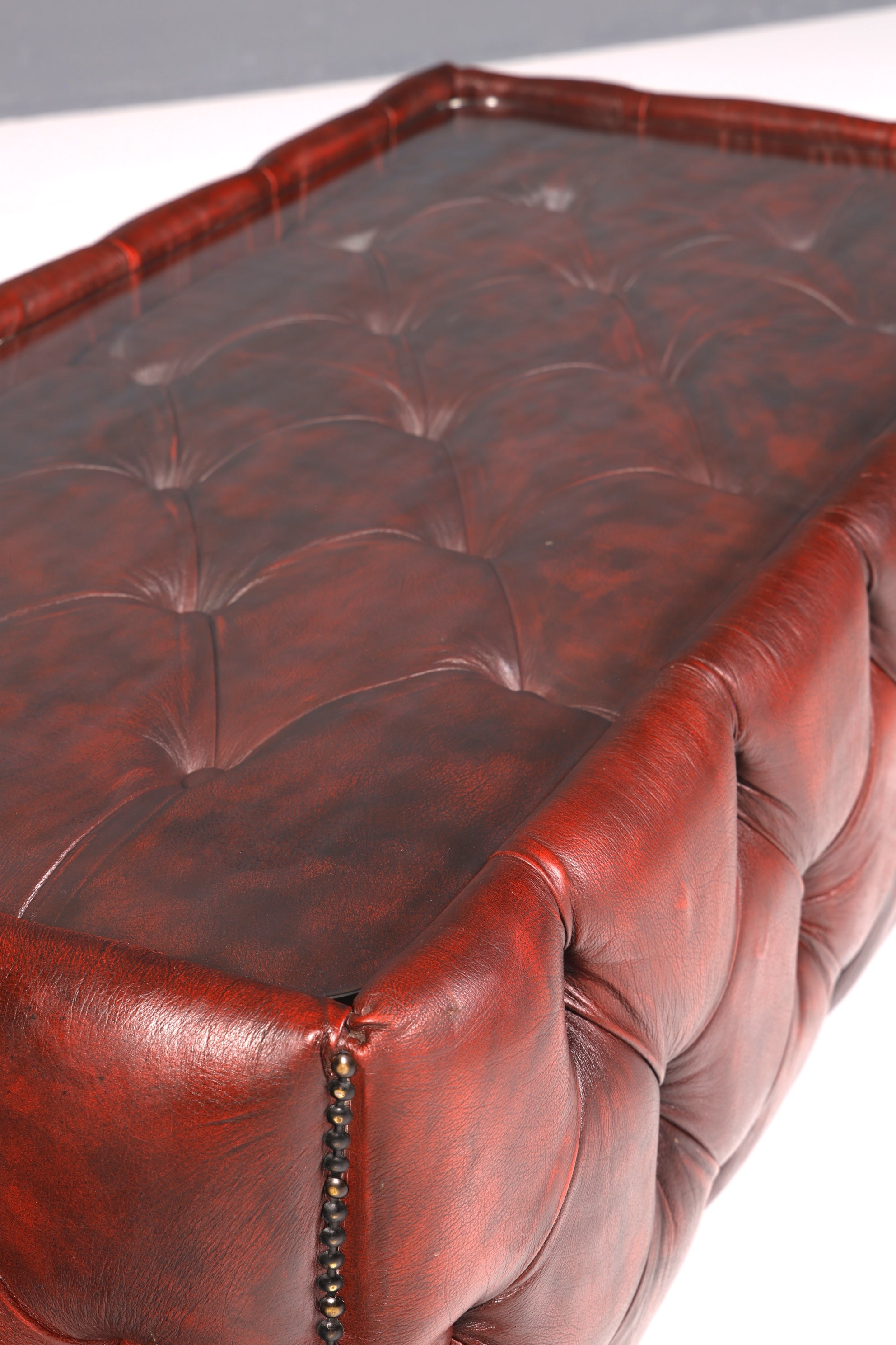 Traumhafter Chesterfield Tisch Englischer Couchtisch echt Leder Englisch Oxblood Lounge Table