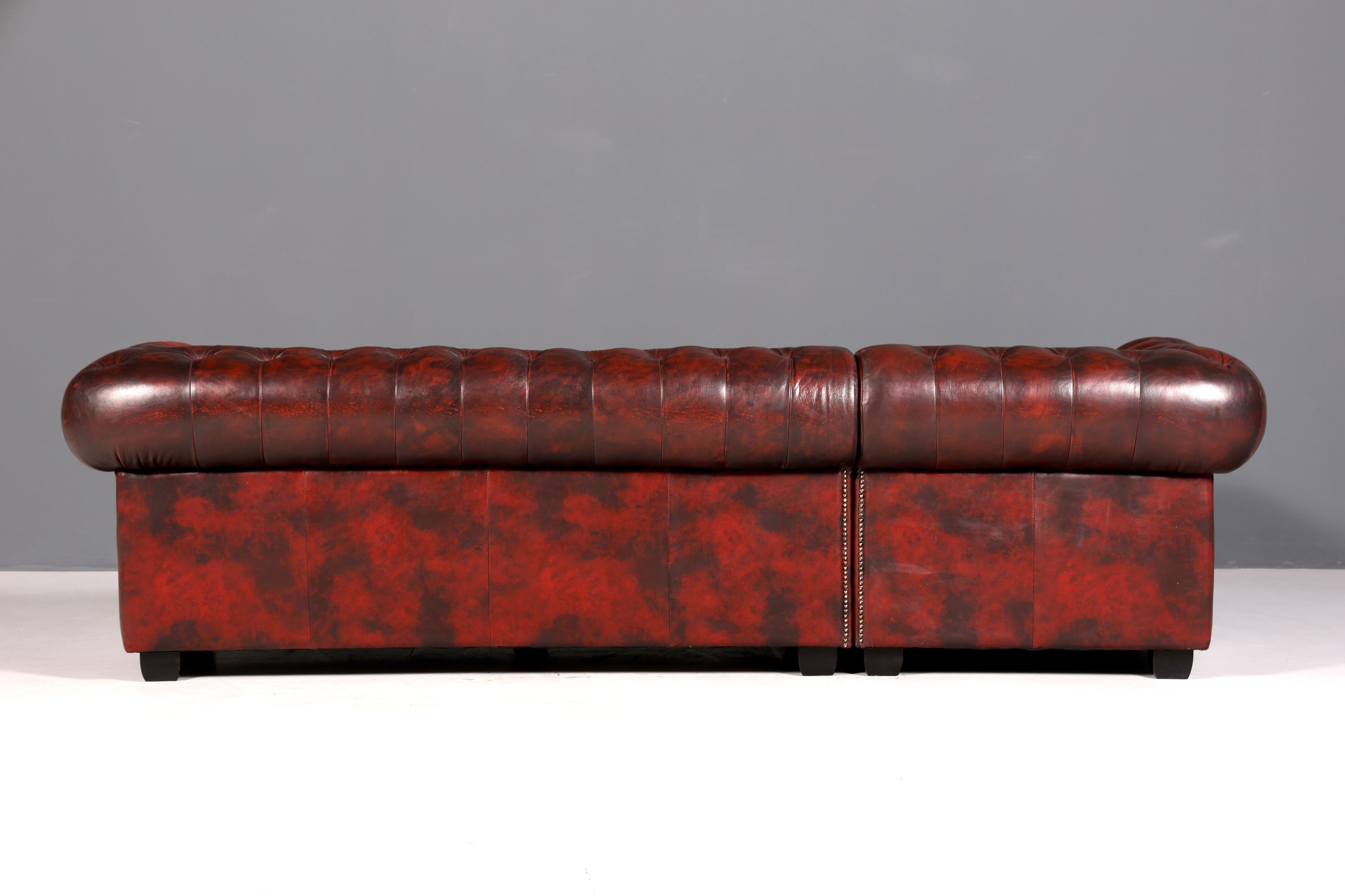 Wunderschönes seltenes Original Chesterfield Sofa mit Hocker 4- Sitzer echt Leder Oxblood Couch Englisch Eckcouch