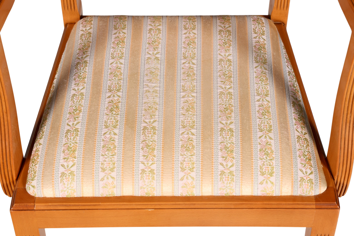 Hauptstadt Möblerei englischer Armlehnstuhl mit beigem, floral gestreiftem Polstersitz und hochwertigem Holzrahmen