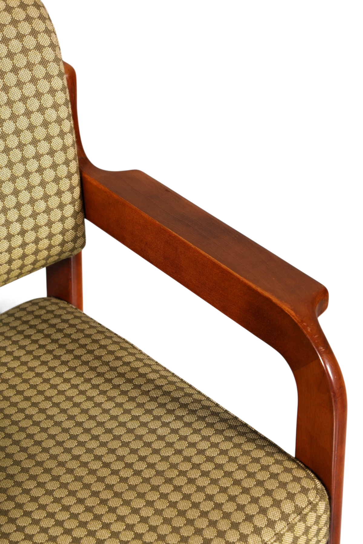 Hauptstadt Möblerei Mid Century Armlehnstuhl aus Holz mit gemustertem Stoffbezug und geschwungenen Armlehnen