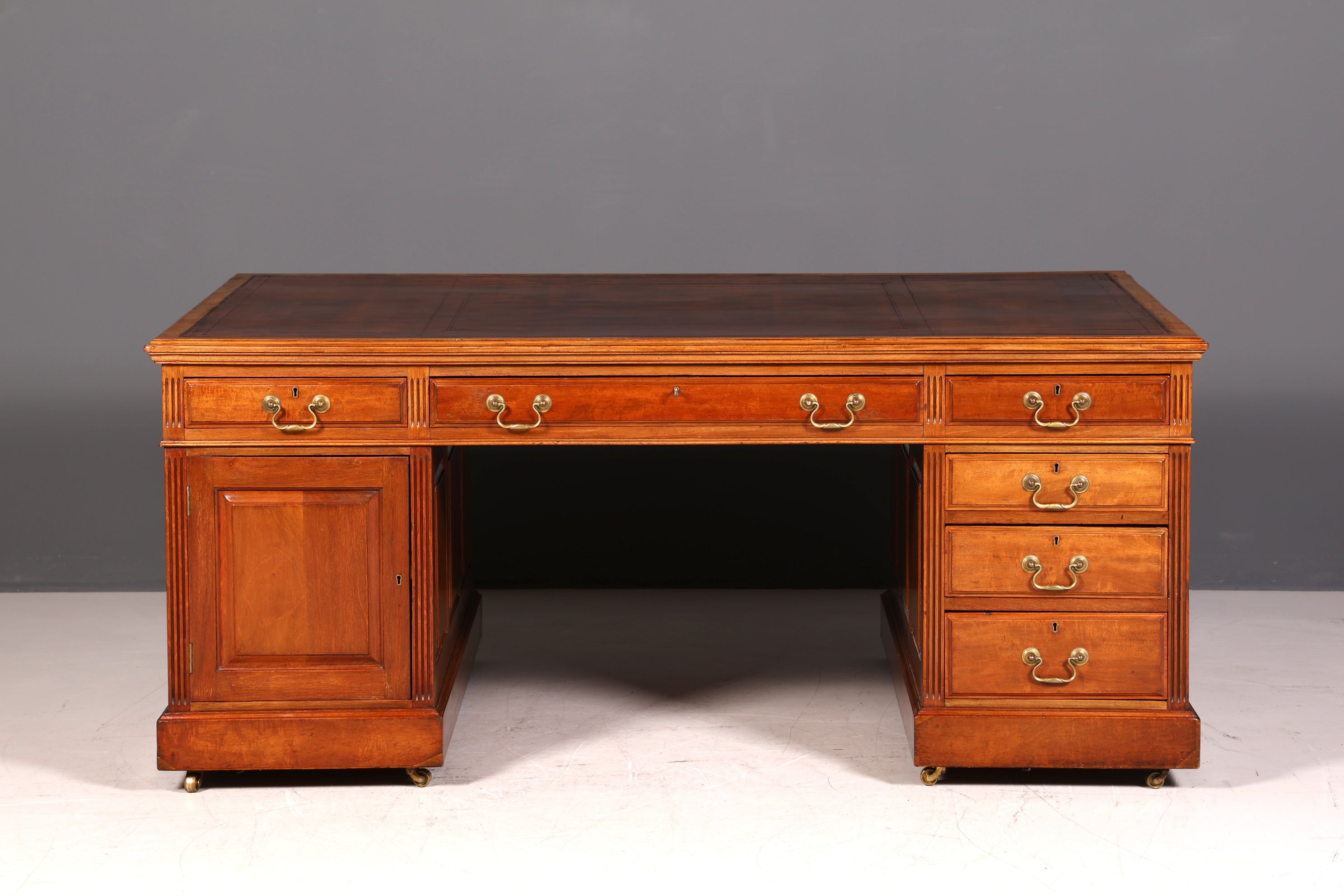 G146 Finish cm Wunderschöner Englischer Schreibtisch echt Lederauflage Bürotisch Antik Stil Office Desk