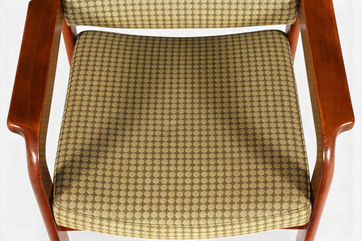 Hauptstadt Möblerei Mid Century Armlehnstuhl mit gemustertem Stoffbezug und geschwungenen Holzarmlehnen in Draufsicht