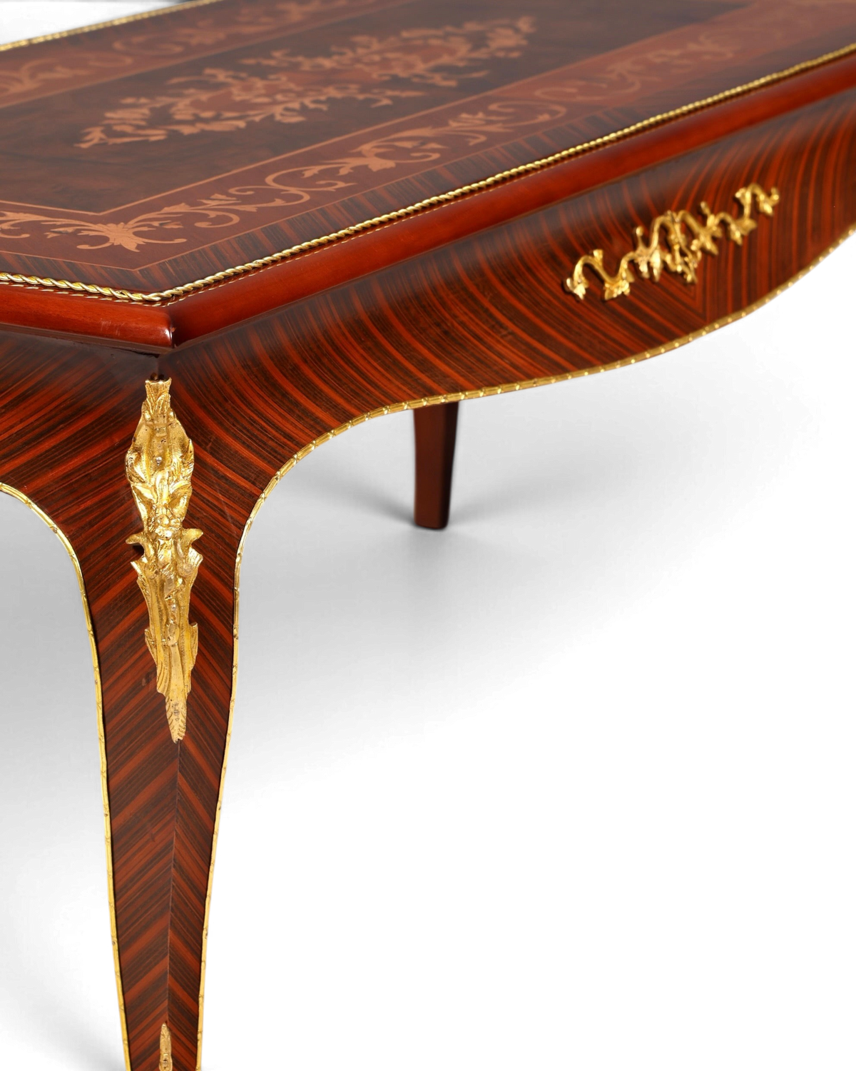 Hauptstadt Möblerei Barock Couchtisch aus massivem Holz mit aufwendigen Intarsien und goldenen Messingbeschlägen