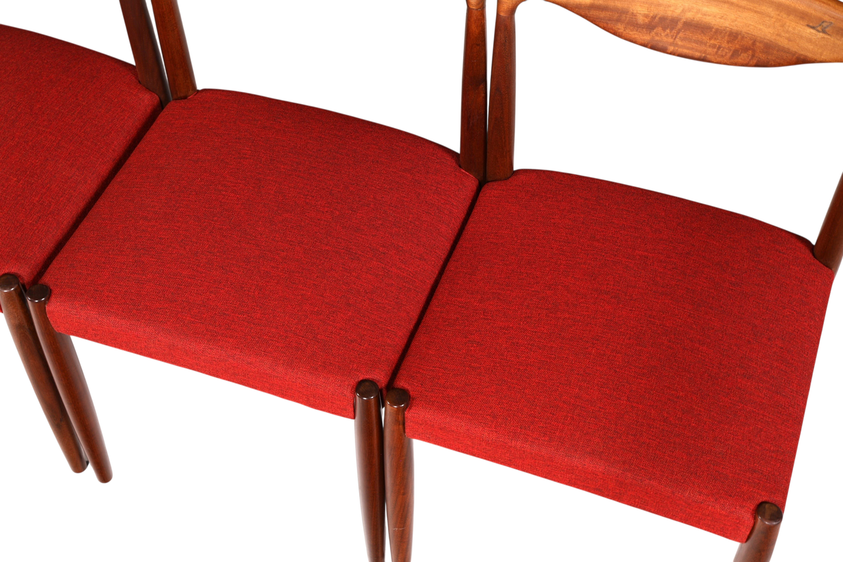 Hauptstadt Möblerei Bambi Stühle mit rotem Stoffbezug und geschwungener Holzrückenlehne im Mid-Century Design