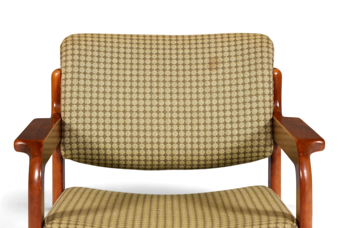 Hauptstadt Möblerei Mid Century Armlehnstuhl aus Holz mit gemustertem Stoffbezug in Beige und Braun