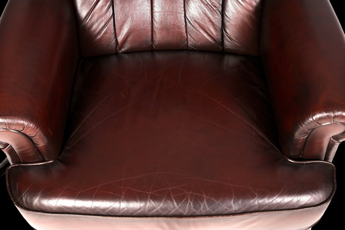 Hauptstadt Möblerei Chesterfield Ohrensessel aus braunem Echtleder mit klassischer Knopfheftung und weicher Polsterung