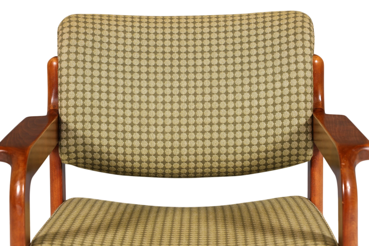Hauptstadt Möblerei Mid Century Armlehnstuhl mit warmem Holzgestell und gemustertem Stoffbezug in Vintage-Optik