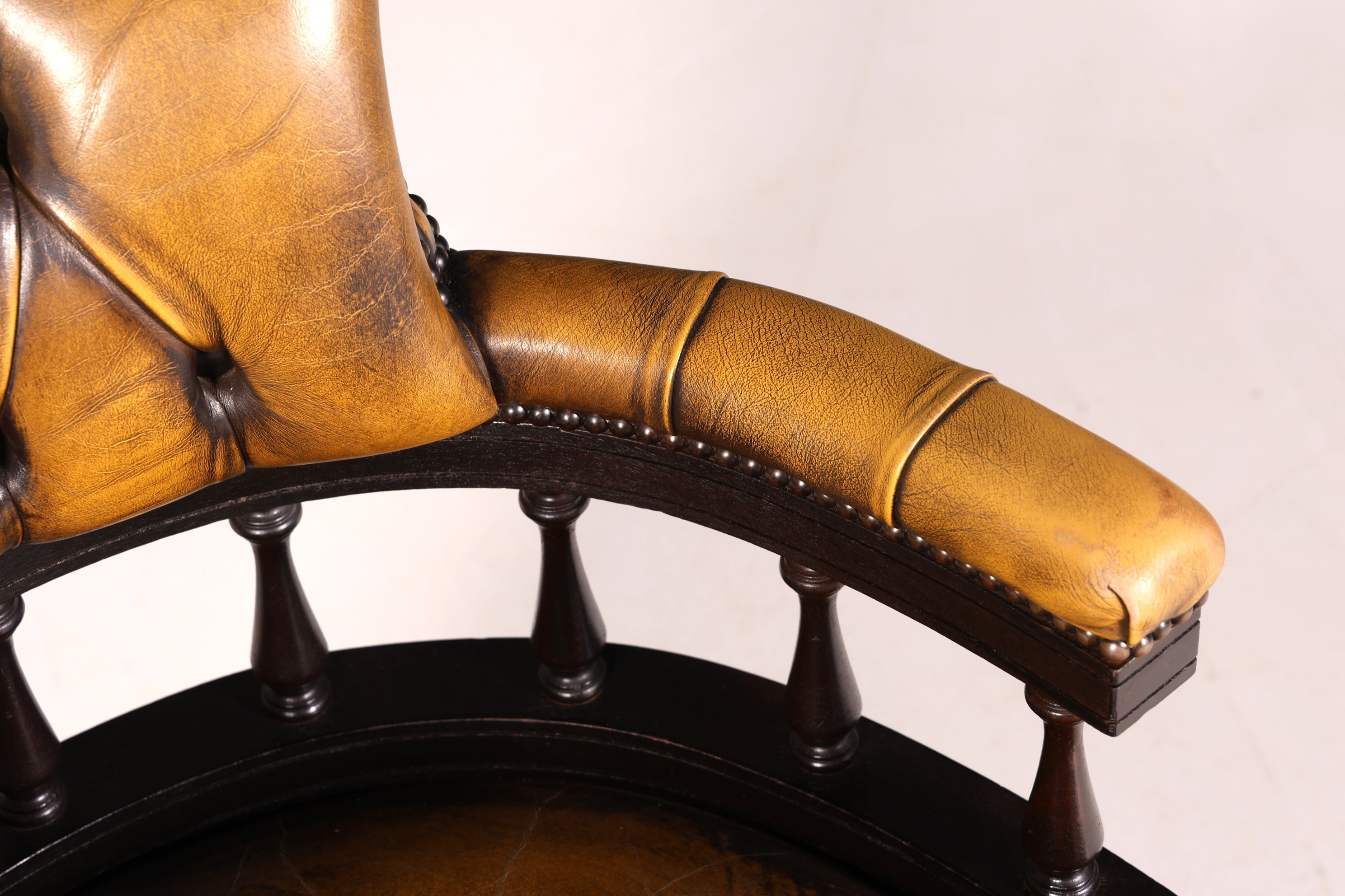 Original Chesterfield Centurion Captain Chair Englisch grün echt Leder Sessel Bürostuhl Office Chair