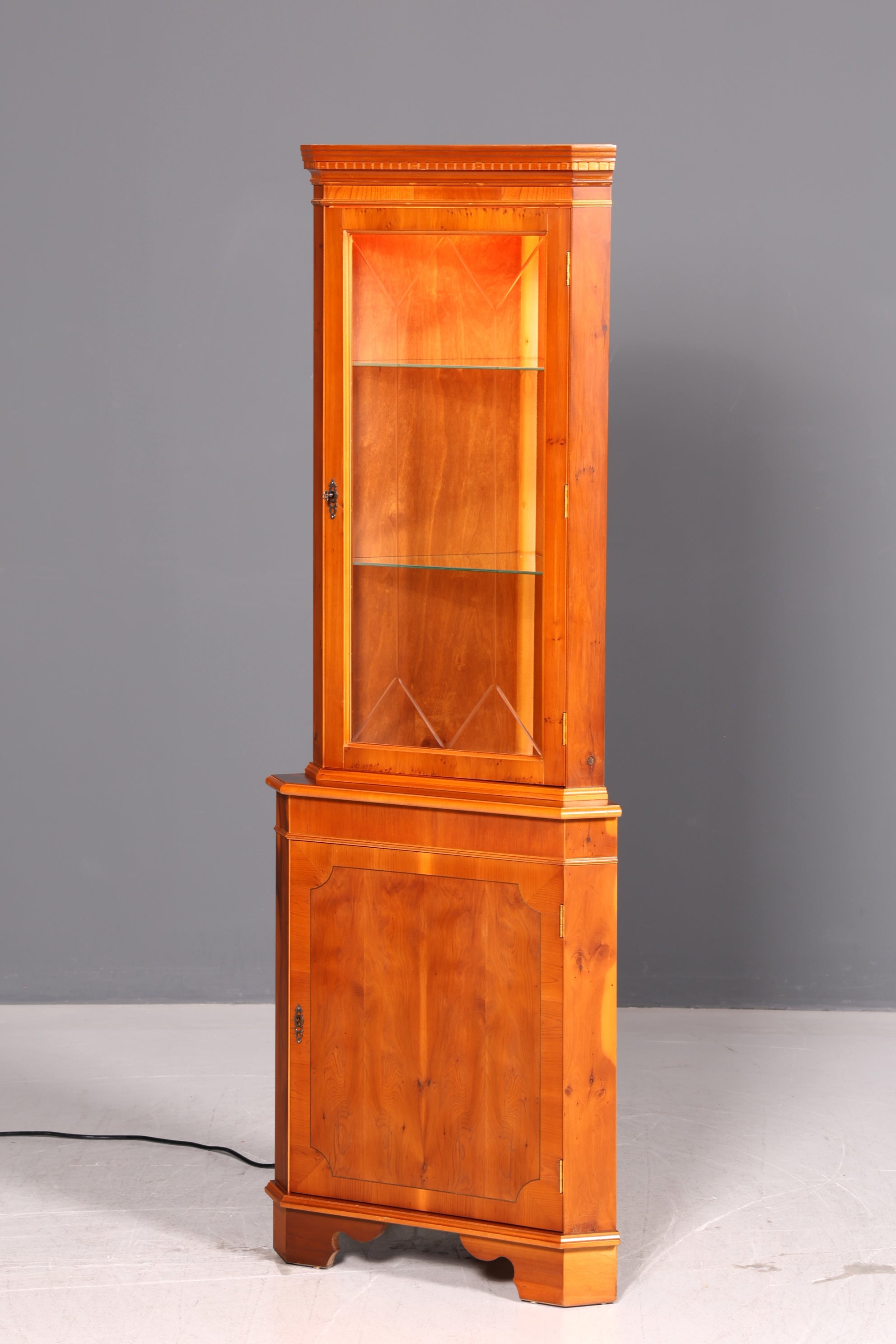 Wunderschöne Englische Eckvitrine Eibe Eckschrank Glasvitrine Vitrine mit Beleuchtung Antik Echt Holz Vintage