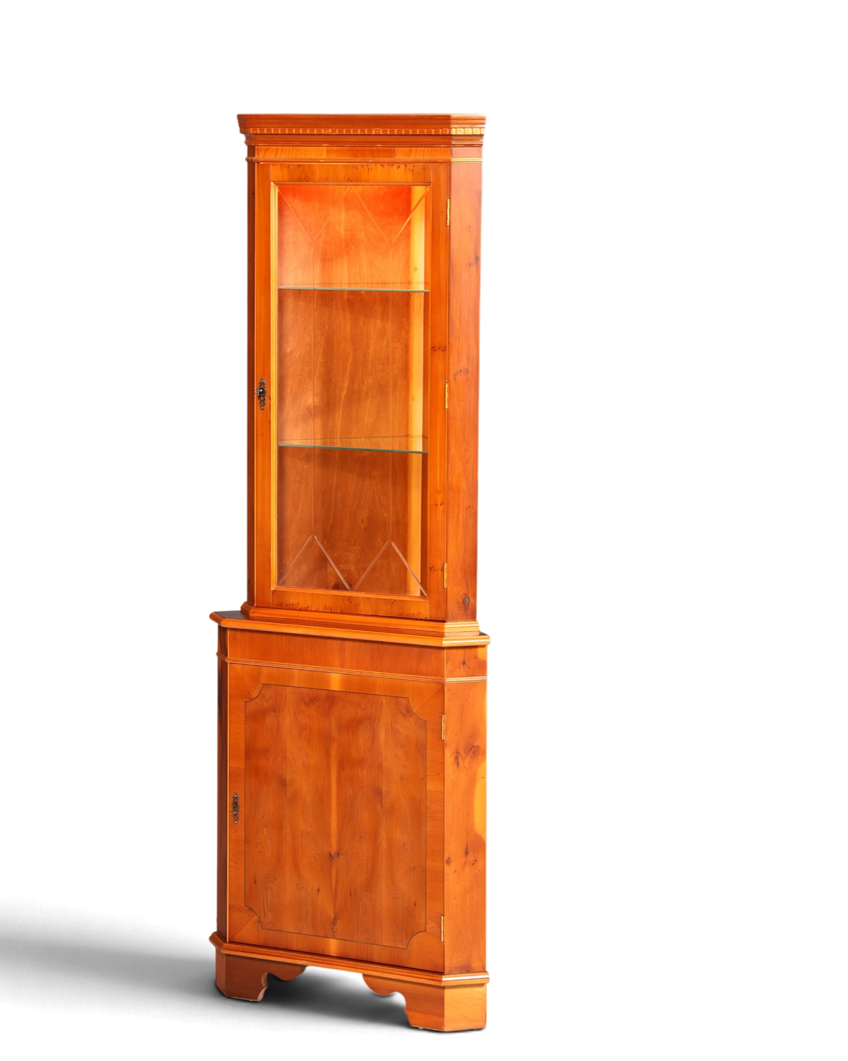 Hauptstadt Möblerei englische Eckvitrine aus Eibenholz mit Glasfront, Sprossentür und integrierter Innenbeleuchtung