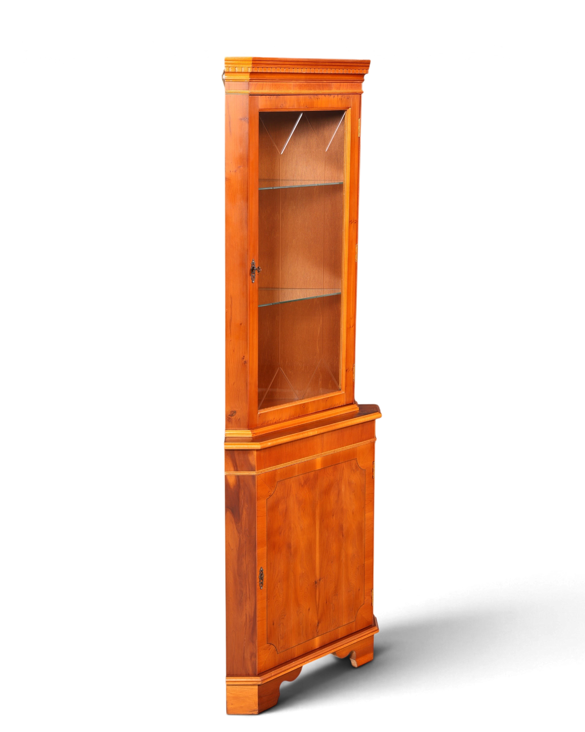 Hauptstadt Möblerei englische Eckvitrine aus Eibenholz mit Glasfront, Sprossentür und integrierter Innenbeleuchtung