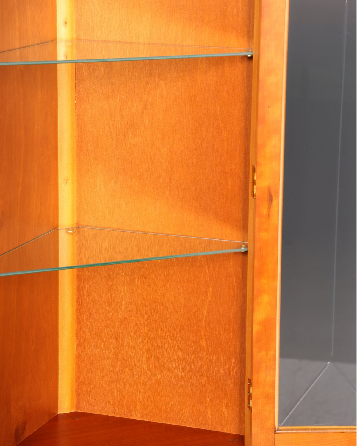 Hauptstadt Möblerei englische Eckvitrine aus Eibe mit Glasböden und Innenbeleuchtung im Vintage-Stil