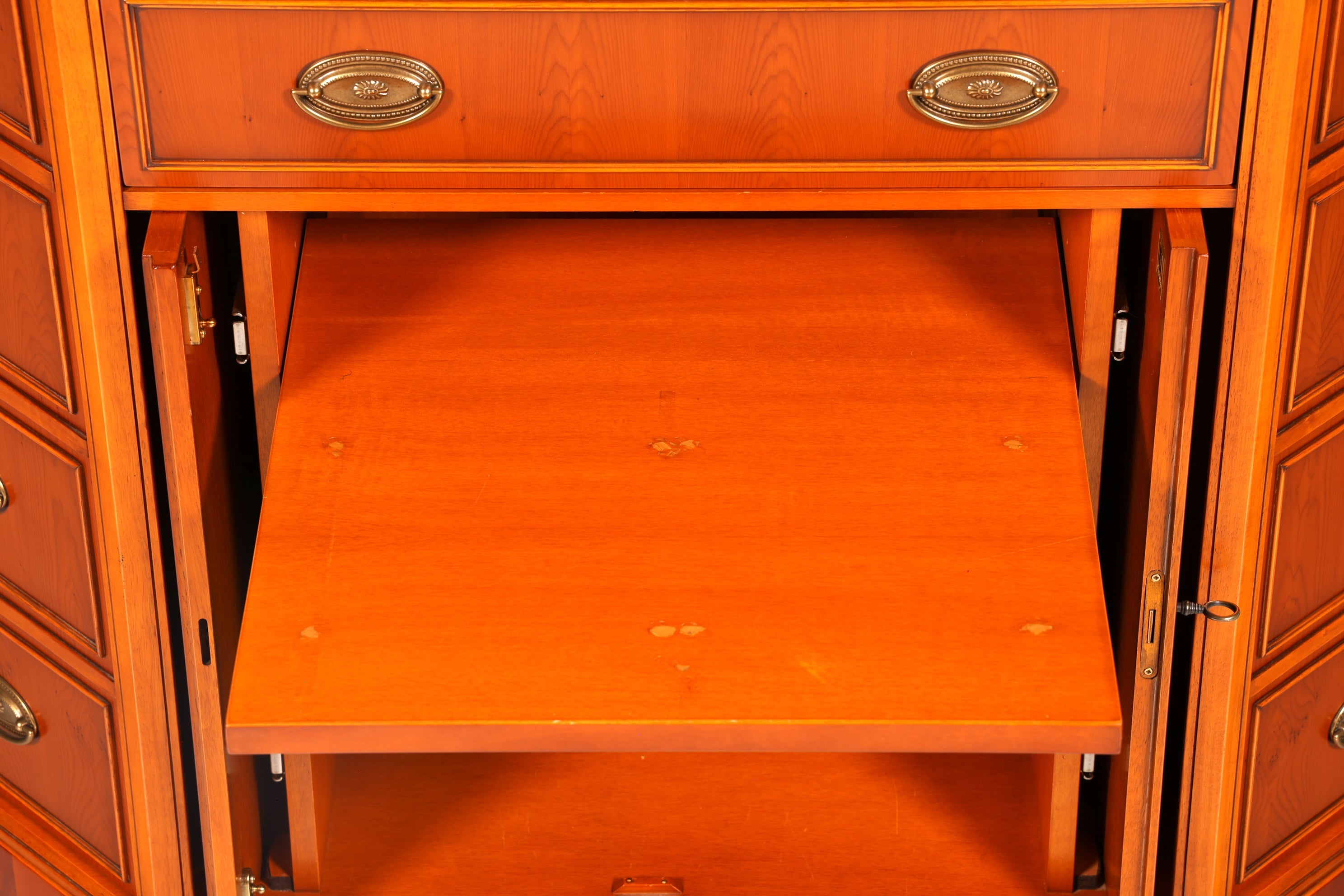 Edler Eckschrank der Marke Heldense Eibe Eckkommode Kommode Sideboard Schrank Antik Vintage