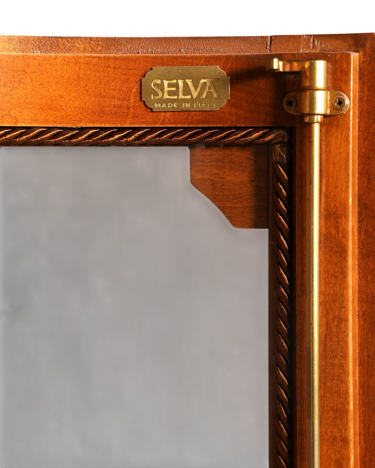 Hauptstadt Möblerei Selva Eckvitrine Detailansicht mit Messingschild und antikem Holzrahmen