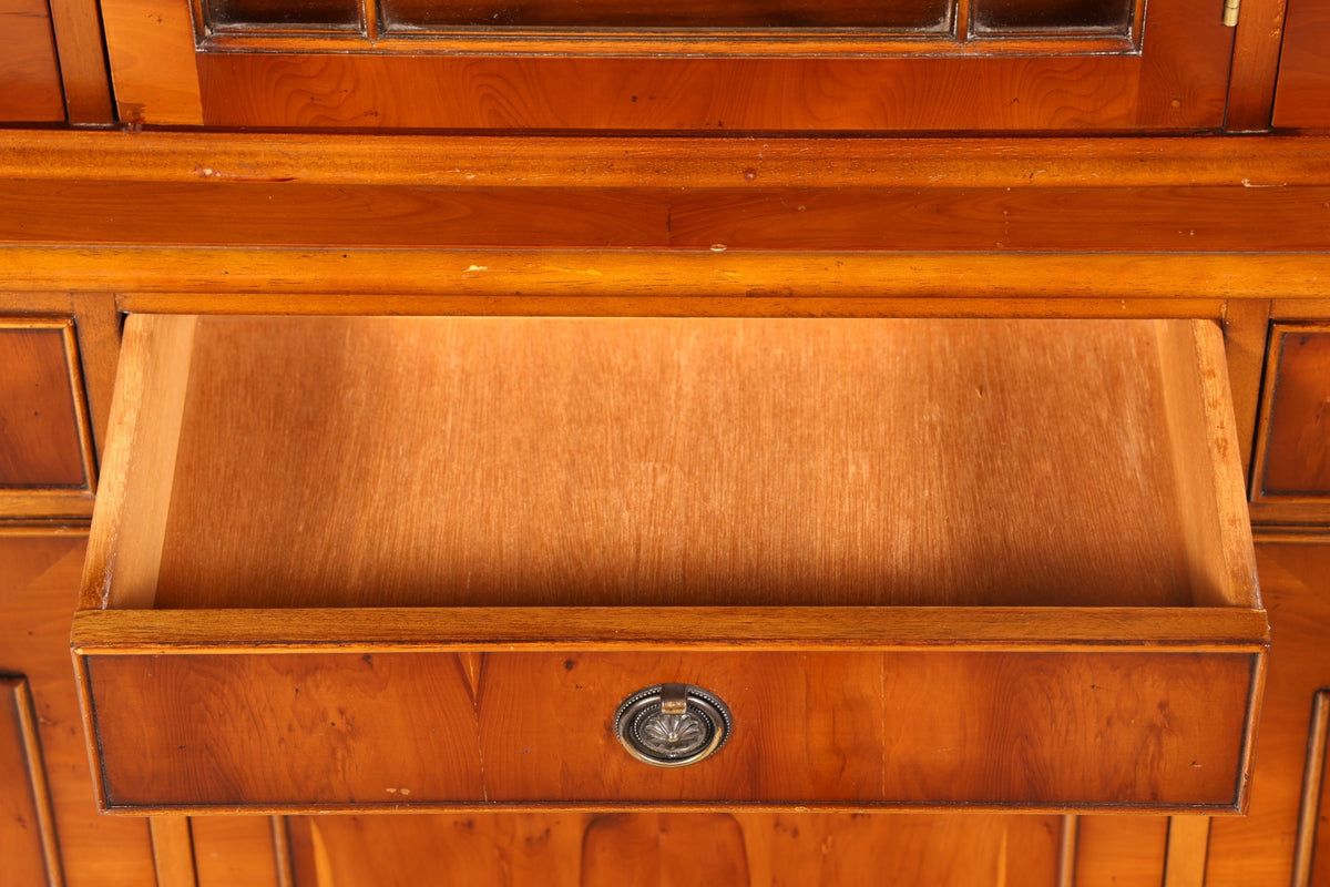 Wunderschöne Englische Vitrine Eibe Bücherschrank Glasvitrine Buffet Bibliothek Antik Vintage
