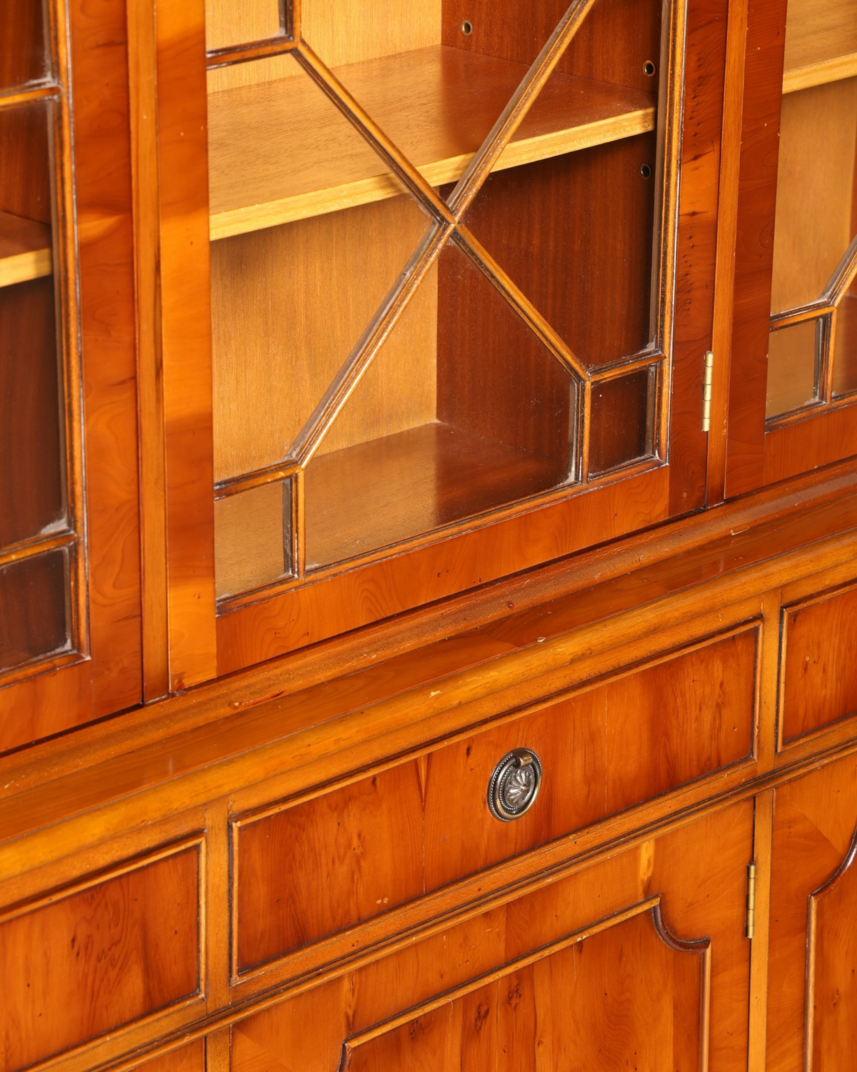 Wunderschöne Englische Vitrine Eibe Bücherschrank Glasvitrine Buffet Bibliothek Antik Vintage