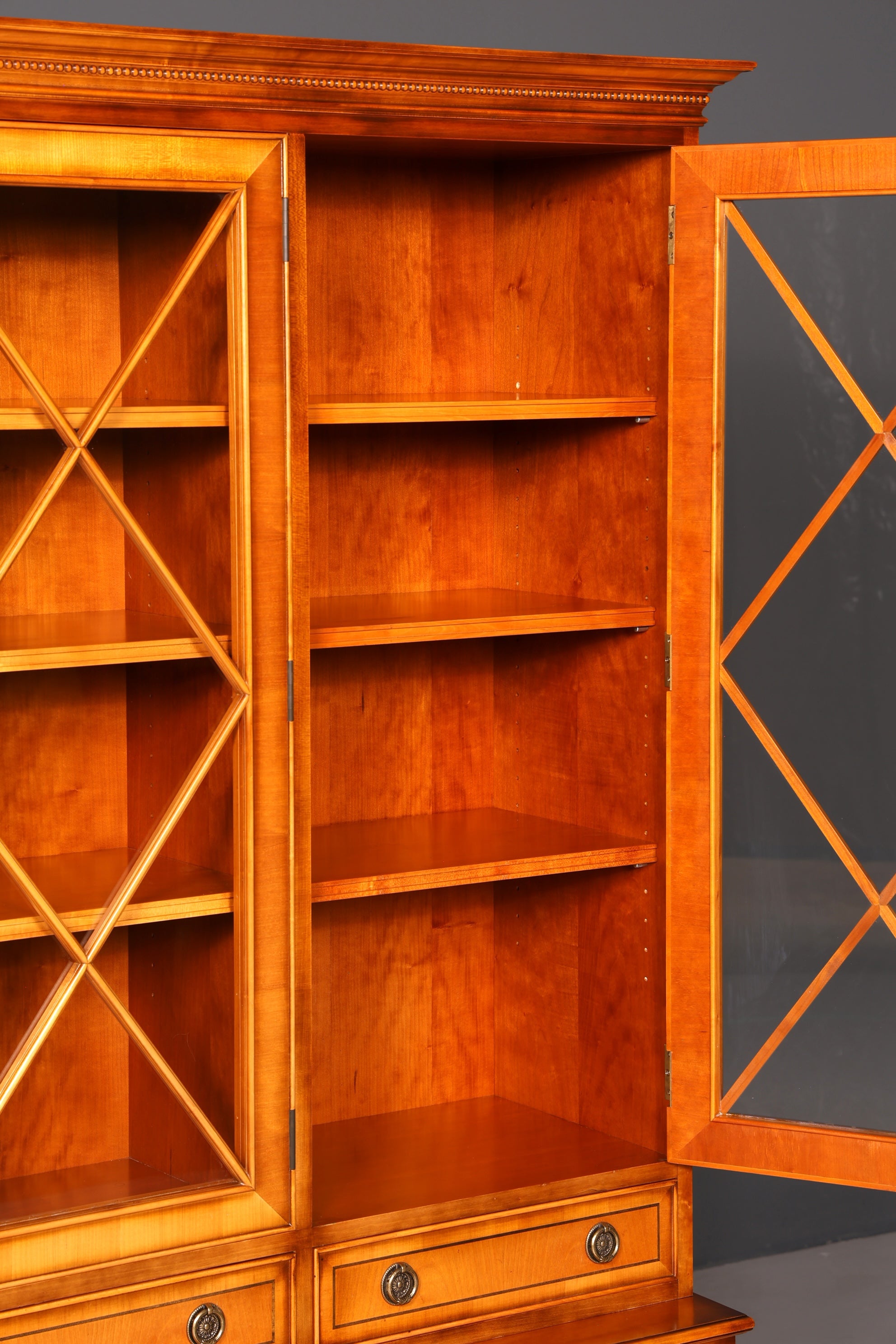 G720 Finish cm Wunderschöne Englische Vitrine Bücherschrank Buffet Antik Stil Englisch Eibe Glasvitrine Bibliothek (Kopie)