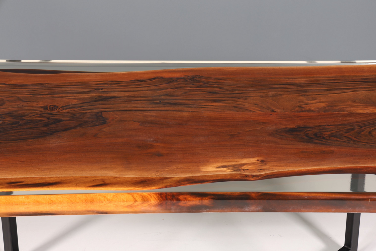 Hauptstadt Möblerei River Table aus massivem Nussbaumholz mit Epoxidharz und natürlicher Maserung