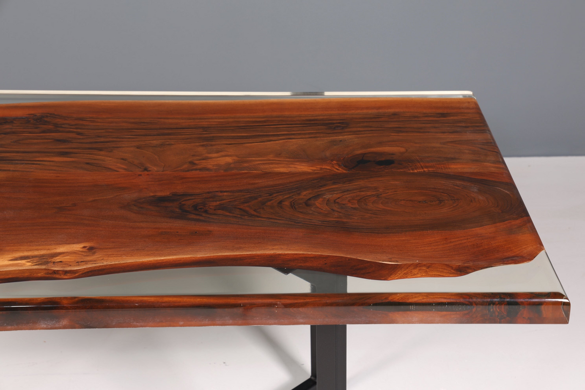 Hauptstadt Möblerei River Table aus massivem Nussbaumholz mit Epoxidharz und natürlicher Maserung