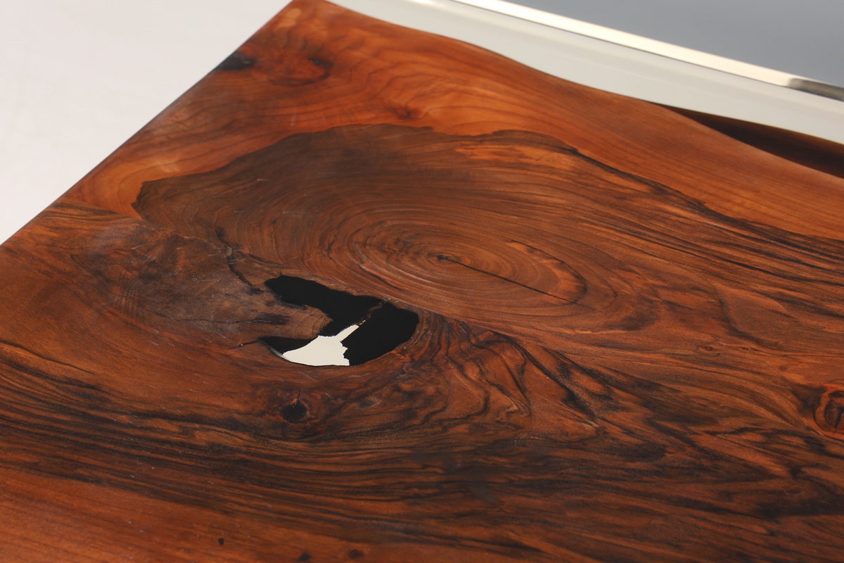 Hauptstadt Möblerei Epoxidharz River Table aus massivem Nussbaumholz mit natürlicher Maserung und glatter Oberfläche