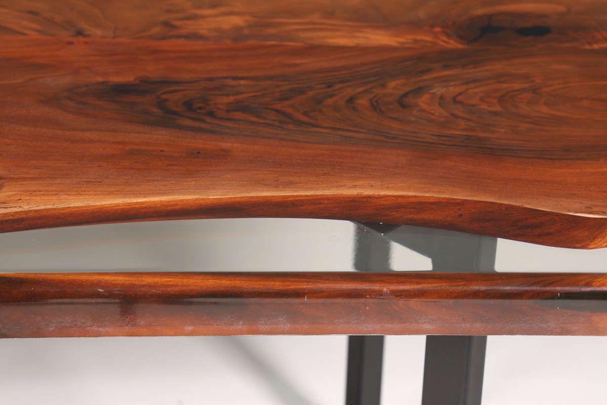 Hauptstadt Möblerei River Table aus massivem Nussbaumholz mit Epoxidharz und markanter Maserung