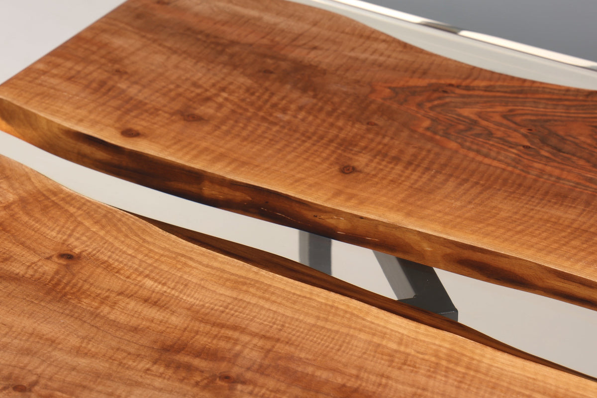 Hauptstadt Möblerei Epoxidharz River Table aus massivem Nussbaumholz mit natürlicher Maserung und glatter Oberfläche