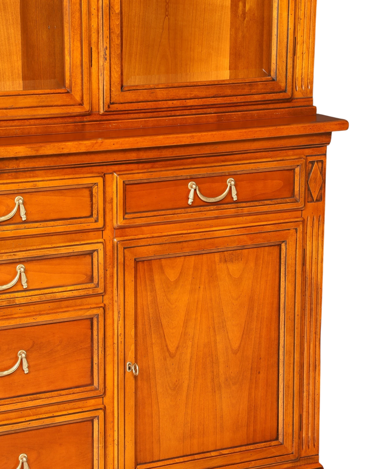 Hauptstadt Möblerei Selva Vitrine Villa Borghese aus massivem Holz im Antik Stil mit Schubladen und Messinggriffen