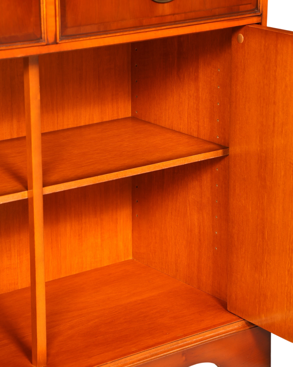 Hauptstadt Möblerei Heldense Vitrine aus Eibe mit offenem Unterschrank und höhenverstellbaren Regalböden