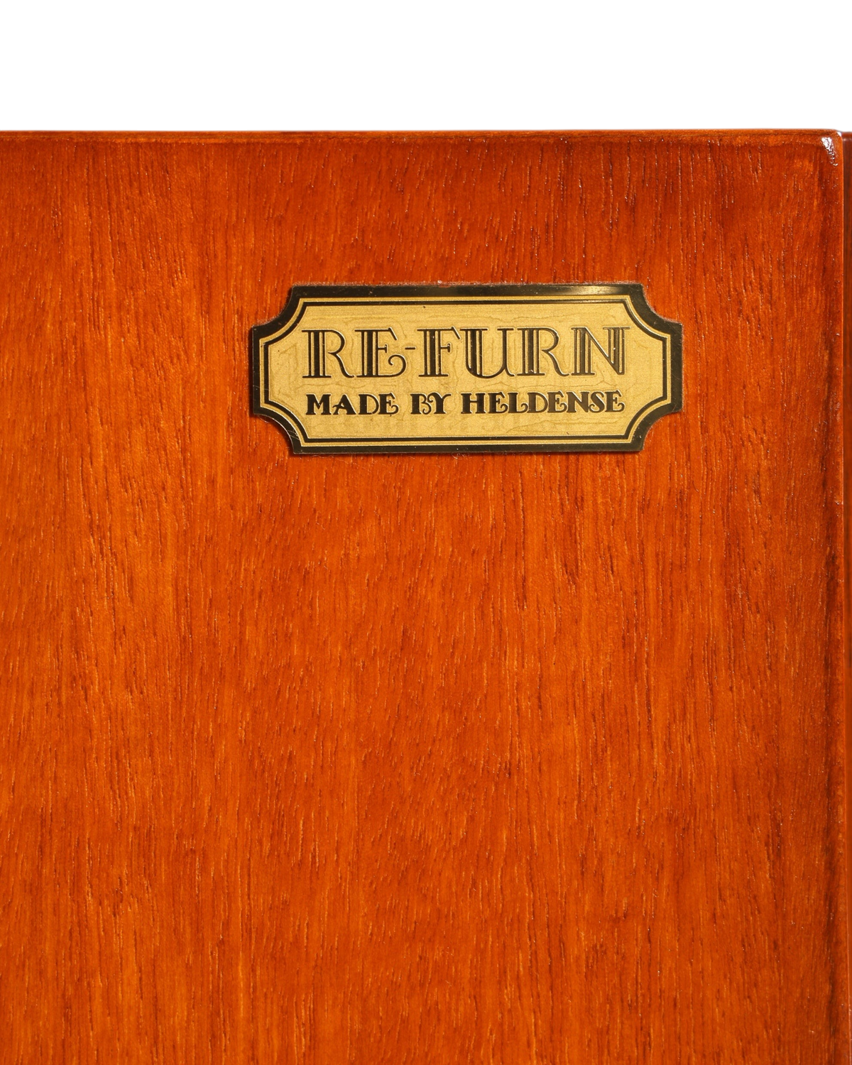 Hauptstadt Möblerei Heldense Eibe Vitrine Herstellerschild aus Messing auf hochwertigem Eibenholz