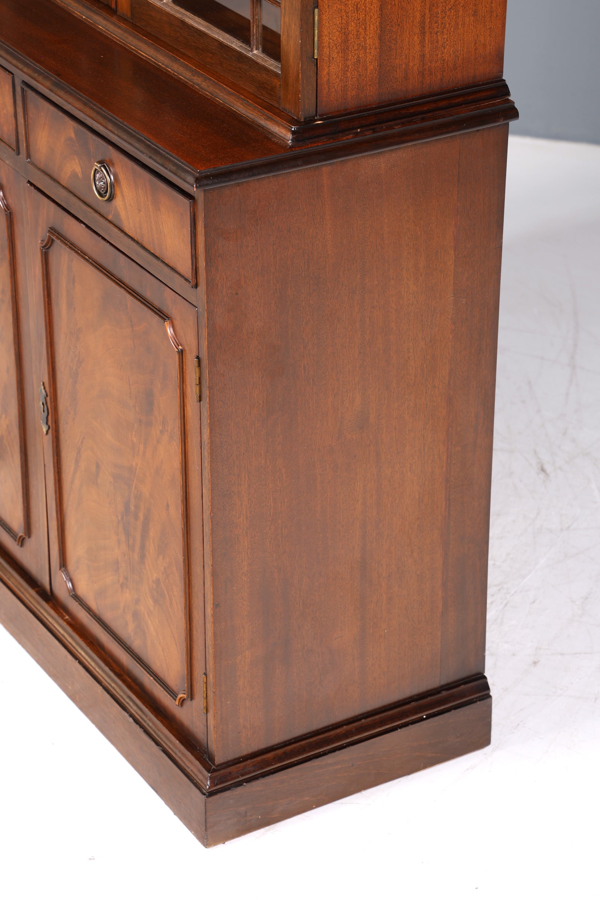 Stilvolle Englische Vitrine Bibliothek Bücherschrank UK Buffet Schrank 60s Jahre