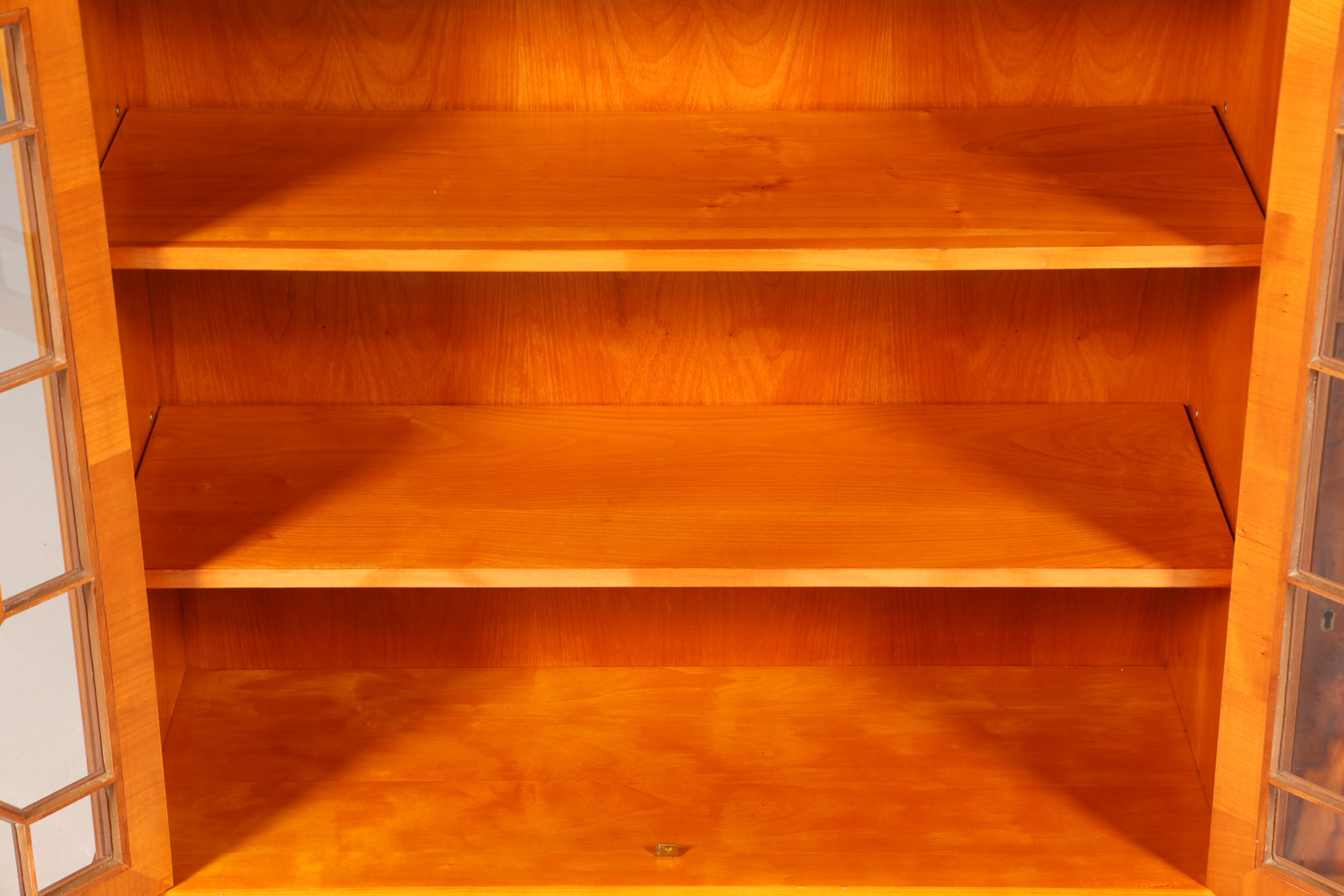 Wunderschönes Englisches Sideboard echt Holz Eibe Vitrine Antik Regal Schrank