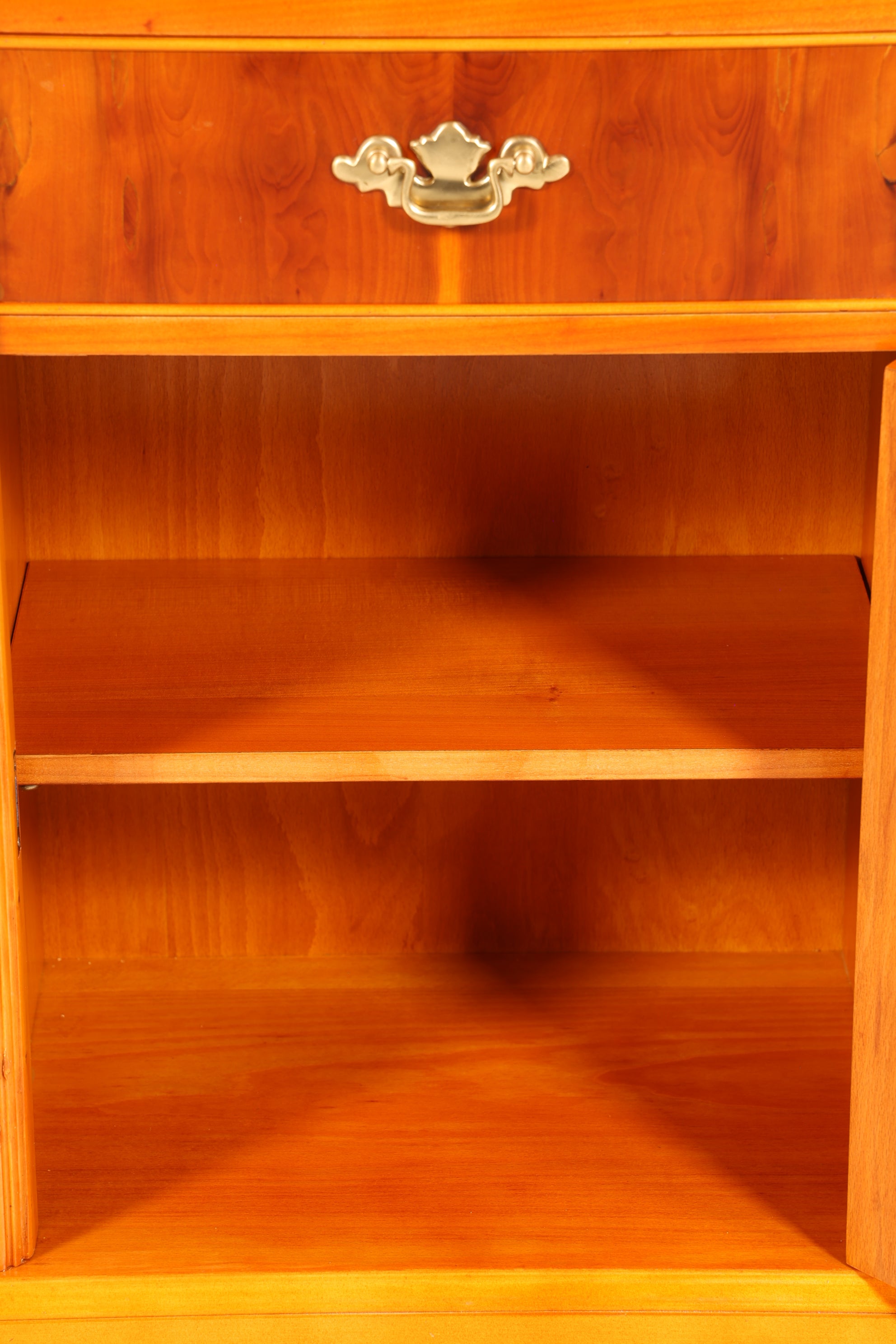 Wunderschönes Englisches Sideboard echt Holz Eibe Vitrine Antik Regal Schrank