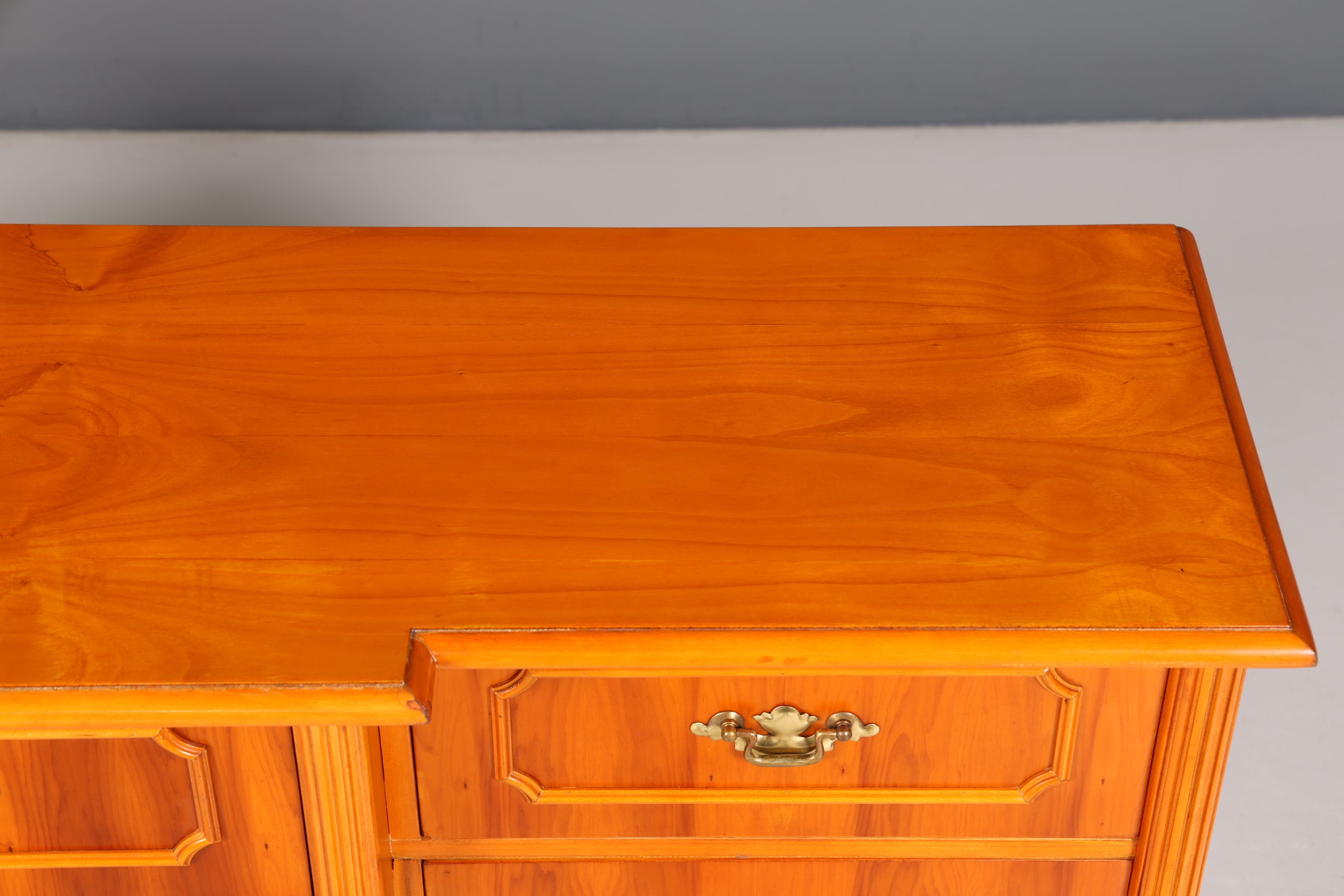 Traumhaftes Englisches Sideboard Eibe Schrank Antik Stil Buffetschrank Kommode