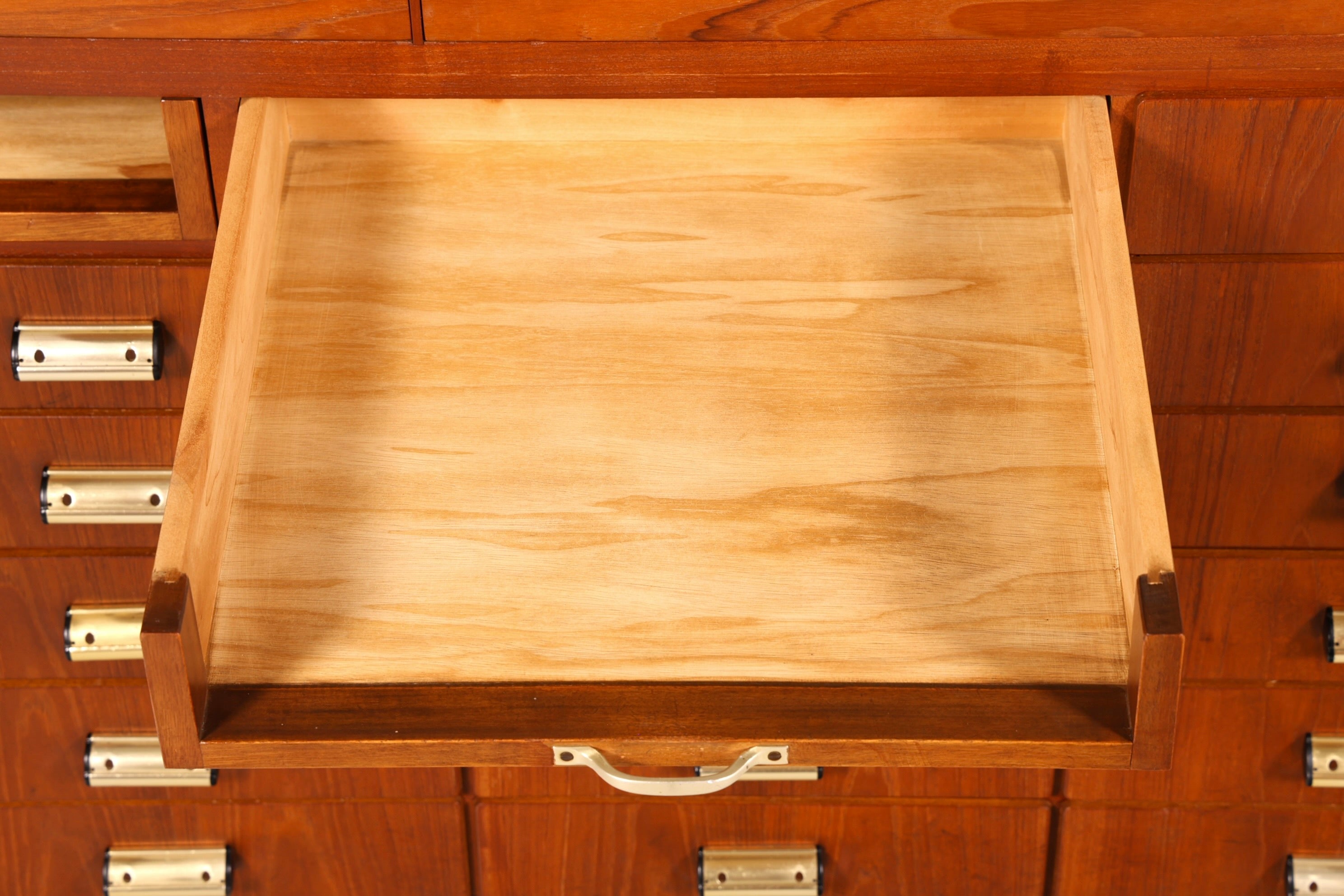 Beeindruckende XXL Mid Century Kommode Vintage Bauhaus Apotheker Schrank Retro Schubladenkommode