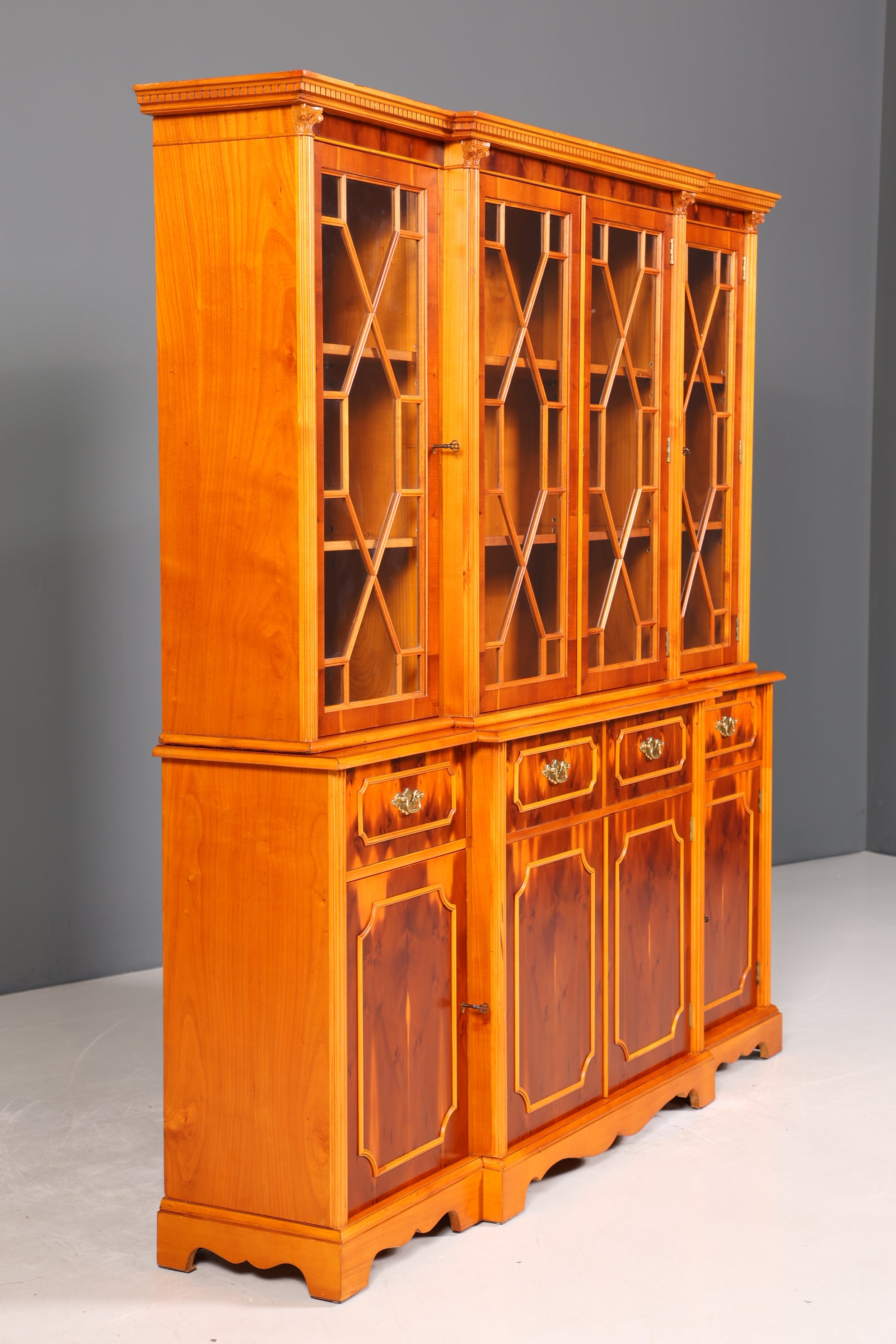 Traumhafte Englische Vitrine Bücherschrank Buffet Antik Stil Englisch Eibe Glasvitrine Bibliothek