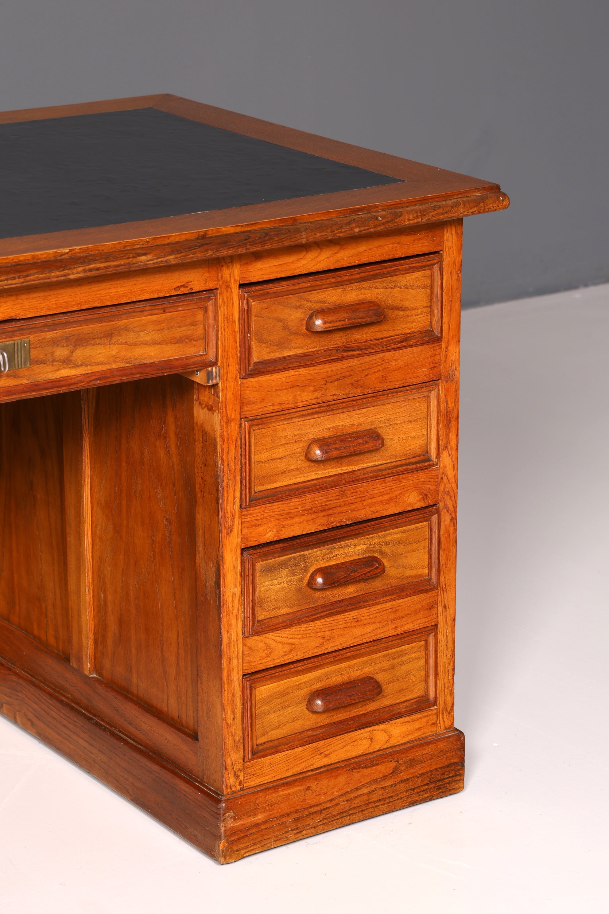 Beautiful Bauhaus-style Art Deco desk, office table, antique vintage oak