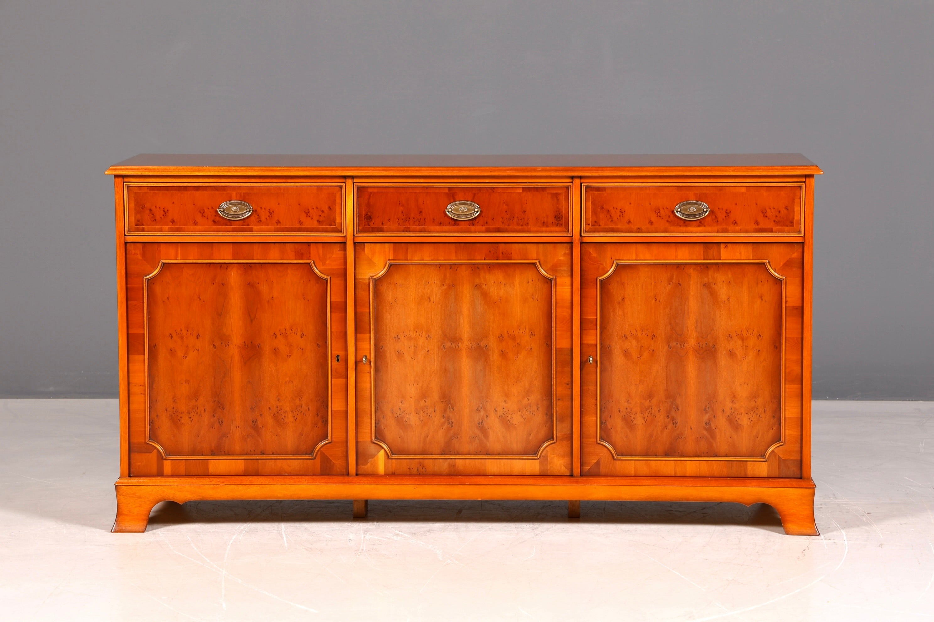 G139 Finish HELDENSE Wunderschönes Englisches Sideboard Eibe Schrank Antik Stil Buffetschrank Kommode