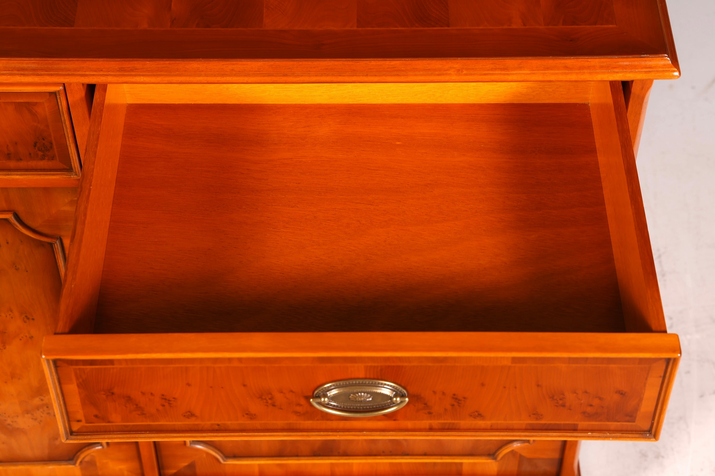 G139 Finish HELDENSE Wunderschönes Englisches Sideboard Eibe Schrank Antik Stil Buffetschrank Kommode