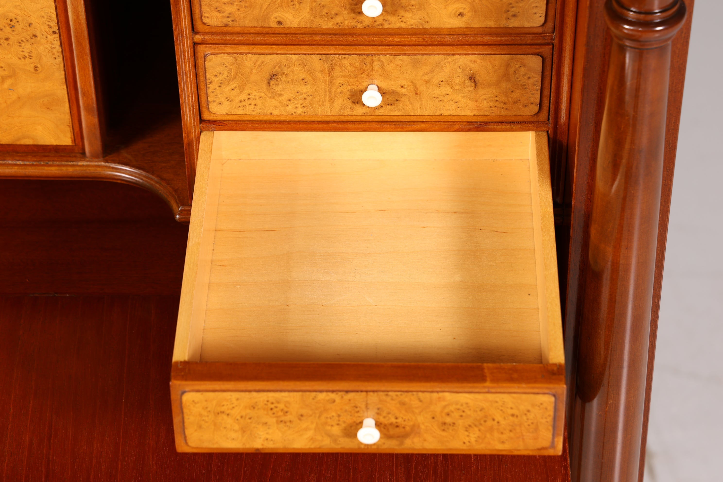 Stilvoller Sekretär im Biedermeier Stil Englisch Kommode Antik Bürokommode